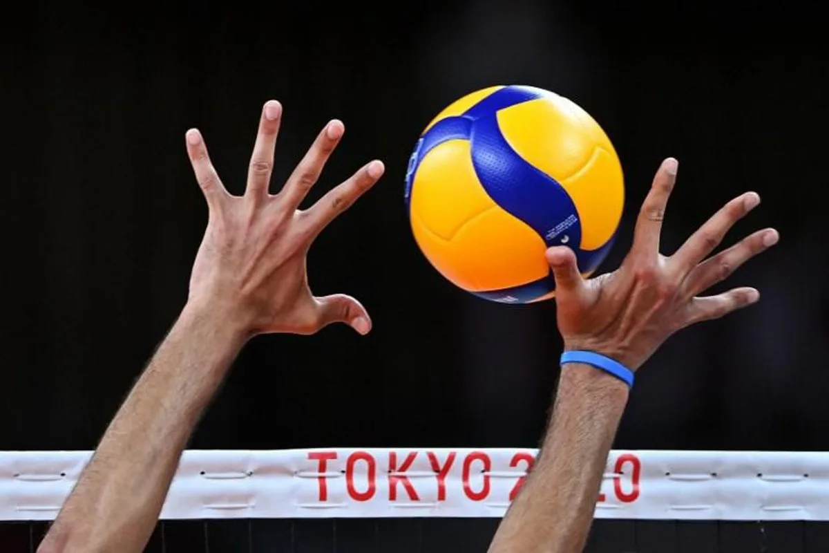 Brazil's Mauricio de Souza attempts to block a shot in the men's bronze medal volleyball match between Argentina and Brazil during the Tokyo 2020 Olympic Games at Ariake Arena in Tokyo on August 7, 2021.  YURI CORTEZ / AFP