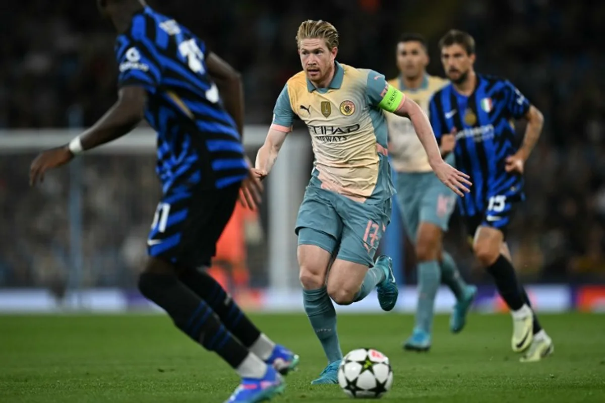 Manchester City's Belgian midfielder #17 Kevin De Bruyne (C) runs with the ball during the UEFA Champions League, league phase football match between Manchester City and Inter Milan at the Etihad stadium, in Manchester, north-west England, on September 18, 2024  Paul ELLIS / AFP