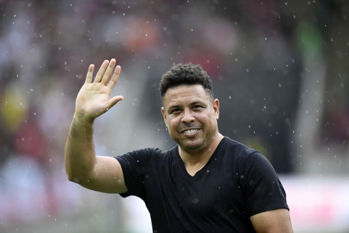 Brazilian former football star Ronaldo waves to the crowd during a friendly match with legends of Brazil's Flamengo and Italy's Inter Milan as farewell of former brazilian player Adriano at Maracana Stadium in Rio de Janeiro on December 15, 2024.  Daniel RAMALHO / AFP