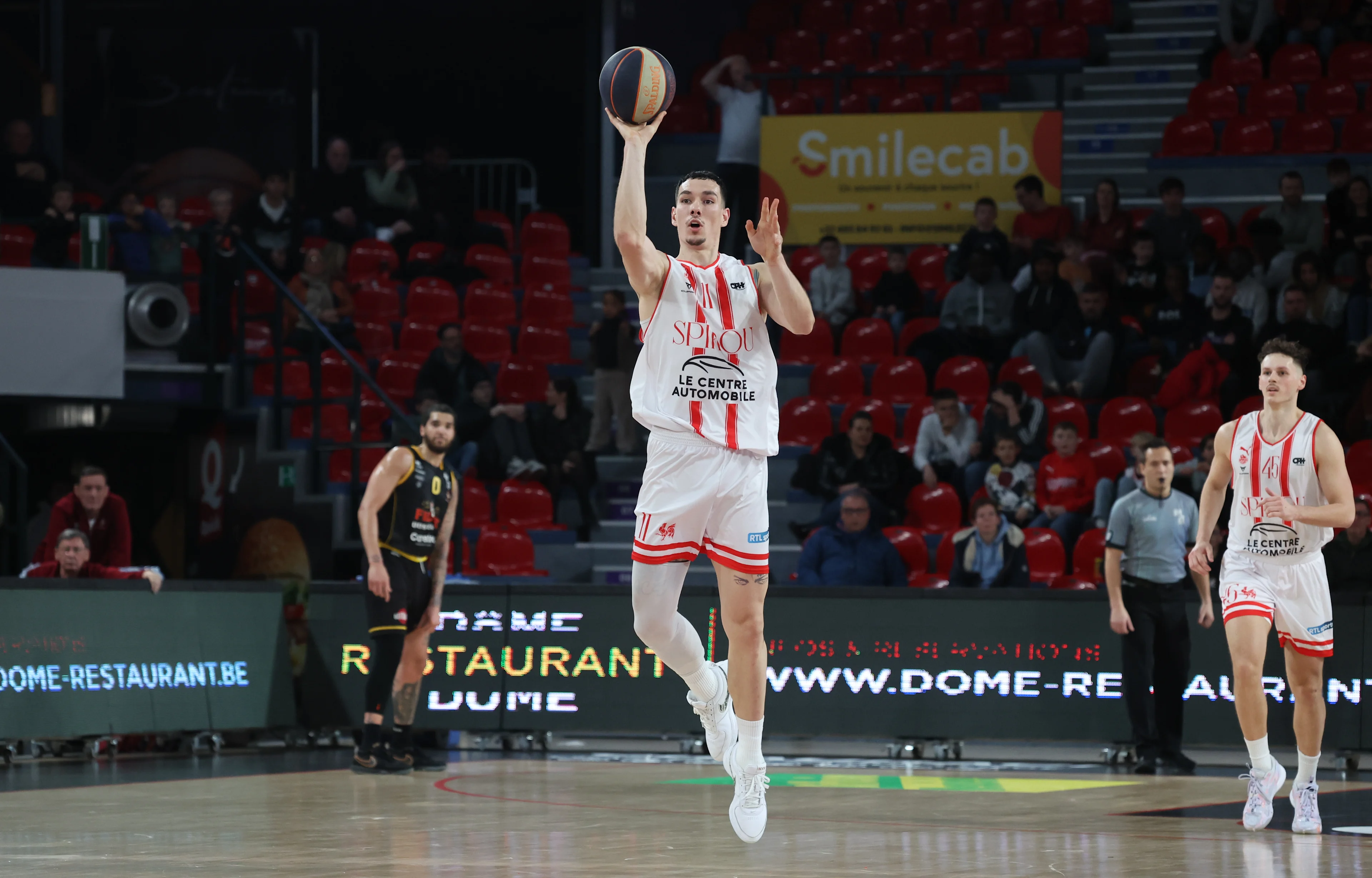 Spirou's Yordan Minchev fights for the ball during a basketball match between Spirou Charleroi and BC Oostende, Friday 03 January 2025 in Charleroi, a quarter-finals 1st leg game in the Lotto Basketball competitiion. BELGA PHOTO VIRGINIE LEFOUR