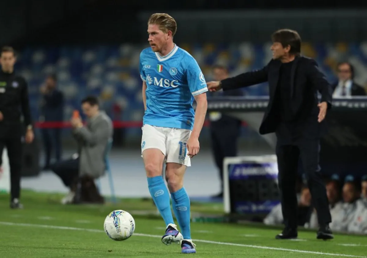 Napoli's Belgian midfielder #11 Kevin De Bruyne controls the ball during the Italian Serie A football between match SSC Napoli and US Cremonese at the Diego Armando Maradona Stadium in Napoli, on April 24, 2026. CARLO HERMANN / AFP