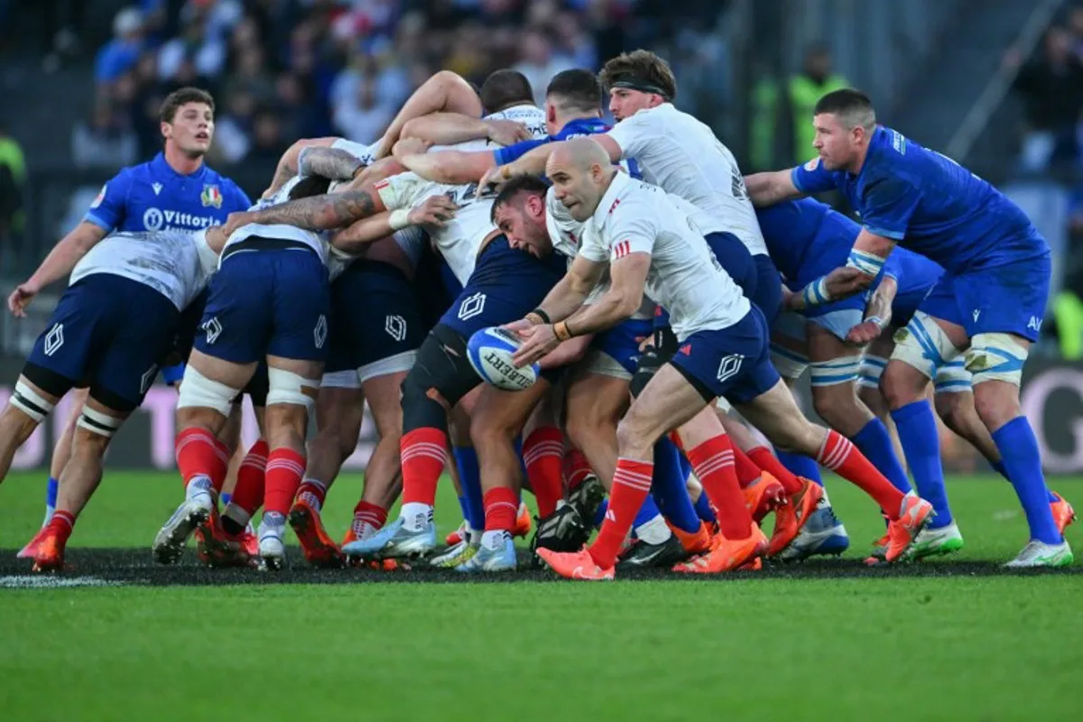 France's scrum-half Maxime Lucu (C) holds the ball during the Six Nations international rugby union match between Italy and France at the Stadio Olimpico, in Rome, on February 23, 2025.  Andreas SOLARO / AFP