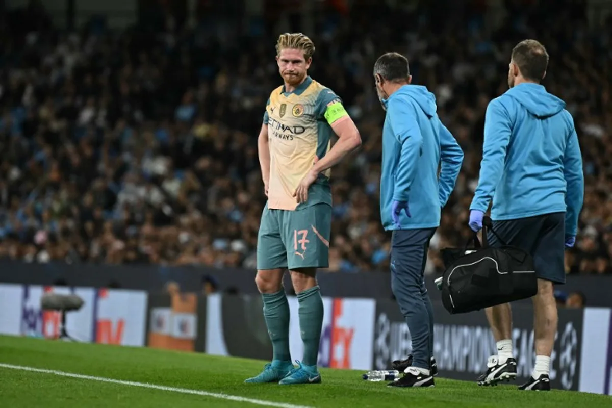 Manchester City's Belgian midfielder #17 Kevin De Bruyne (C) prepares to come back on after a slight injury during the UEFA Champions League, league phase football match between Manchester City and Inter Milan at the Etihad stadium, in Manchester, north-west England, on September 18, 2024  Paul ELLIS / AFP