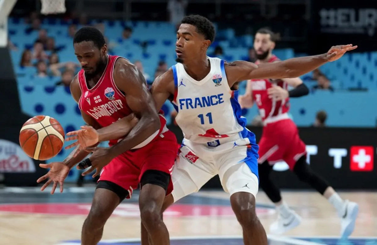 Georgia's point guard #44 Kamar Baldwin (L) and France's point guard #11 Theo Maledon vie during the FIBA EuroBasket 2025 Round of 16 basketball match between France and Georgia at the Arena Riga in Riga, Latvia, on September 7, 2025. Gints Ivuskans / AFP