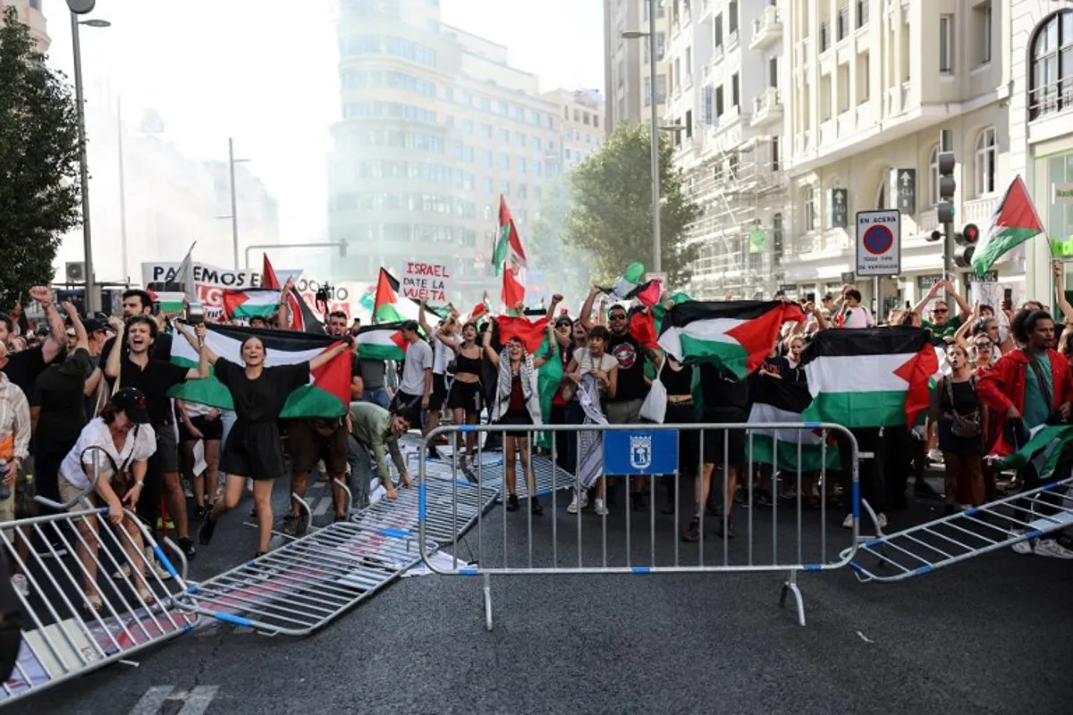 Pro-Palestinians protestors invade the street during the 21st and last stage of the Vuelta a Espana 2025, a 101 km race between Alalpardo and Madrid, in Madrid on September 14, 2025. Vuelta final stage has been abandoned because of pro-Palestinian protests, AFP reports. Thomas COEX / AFP