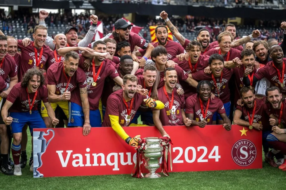 FC Servette's players pose with the trophy after winning the men's Swiss Cup football final match between Servette FC and FC Lugano at the Wankdorf Stadium in Bern, on June 4, 2024.   Fabrice COFFRINI / AFP