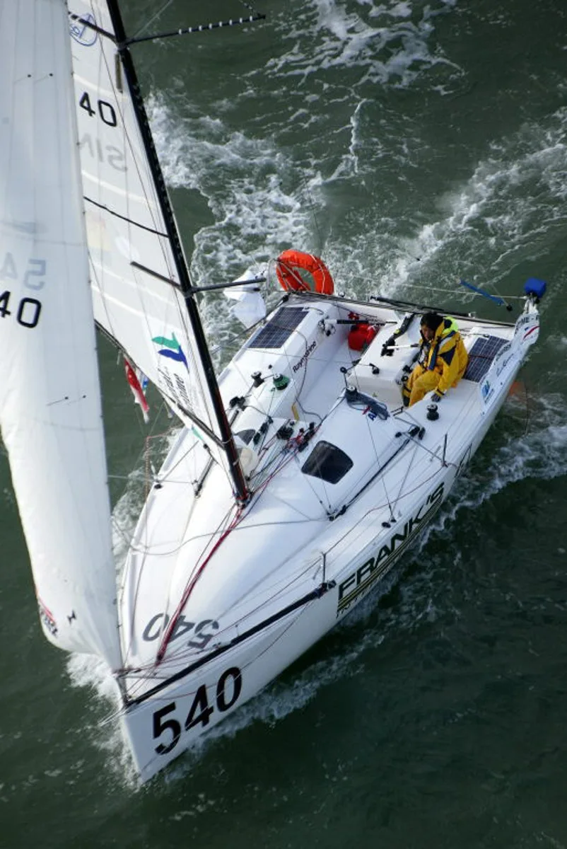 La singapourienne Chua Elaine, skipper du monocoque "Feng", prend le départ de la 15e édition de la Transat 6.50, course à la voile en monocoque et en solitaire entre La Rochelle et Salvador de Bahia (Brésil), le 17 septembre 2005 au large des côtes de Charente-Maritime. AFP PHOTO MARCEL MOCHET Chua Elaine from Singapour, skipper of single-hull "Feng," takes the start of the 15th edition of the Transat 6.50, single-hull and solo race between La Rochelle (France) and Salvador de Bahia (Brazil), 17 Spetember 2005 off the coast of Charente-Maritime. AFP PHOTO MARCEL MOCHET MARCEL MOCHET / AFP