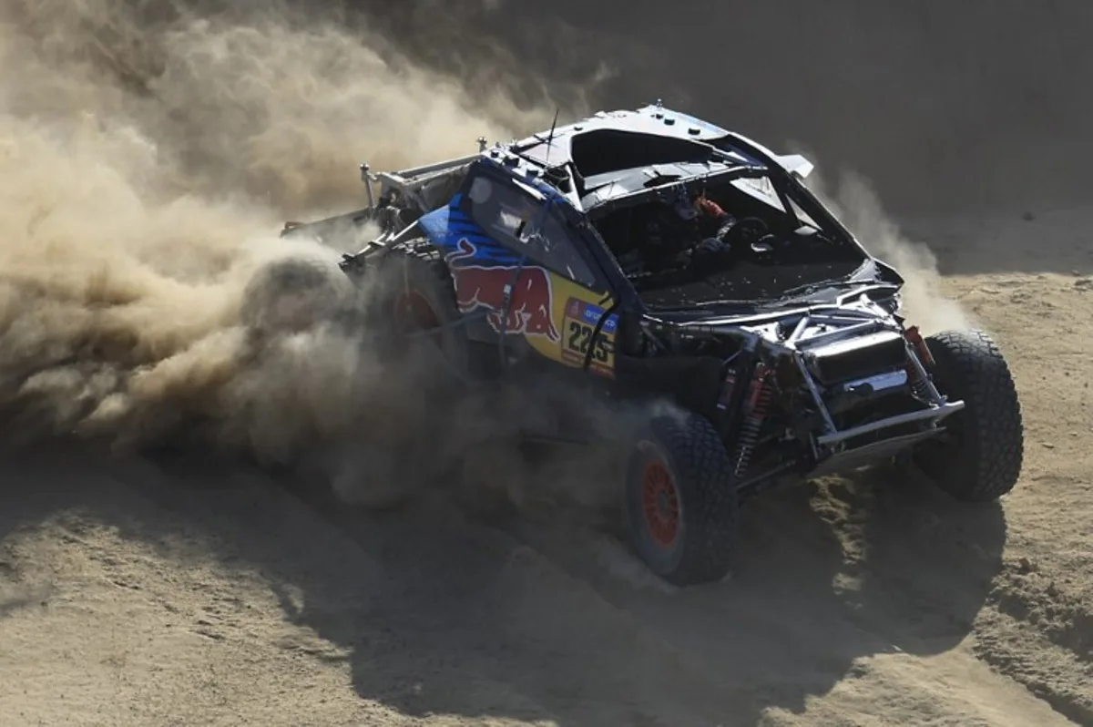 Spanish driver Carlos Sainz steers his car assisted by co-driver Lucas Cruz during stage 2B of the 47th Dakar Rally between Bisha and Bisha, on January 6, 2025.  Valery HACHE / AFP