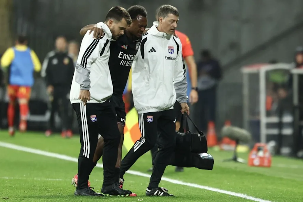Lyon's Belgian forward #17 Lois Openda leaves the pitch due to an injury during the French L1 football match between RC Lens and Olympique Lyonnais (OL) at the Stade Bollaert-Delelis in Lens, northern France, on October 9, 2026. Sameer AL-DOUMY / AFP