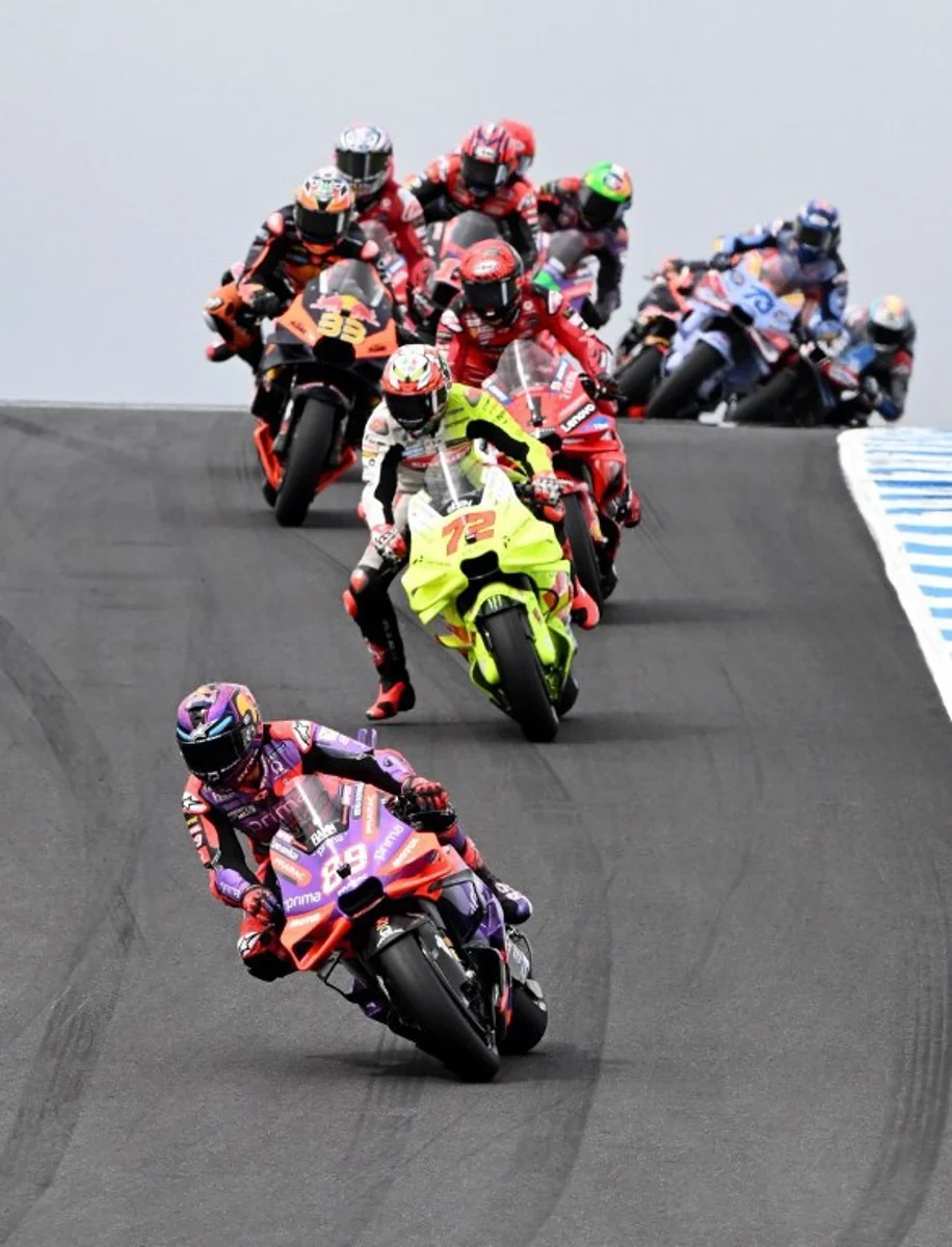 Prima Pramac Racing's Spanish rider Jorge Martin powers ahead of the pack during the sprint race of the MotoGP Australian Grand Prix on Philip Island on October 19, 2024.  Paul CROCK / AFP