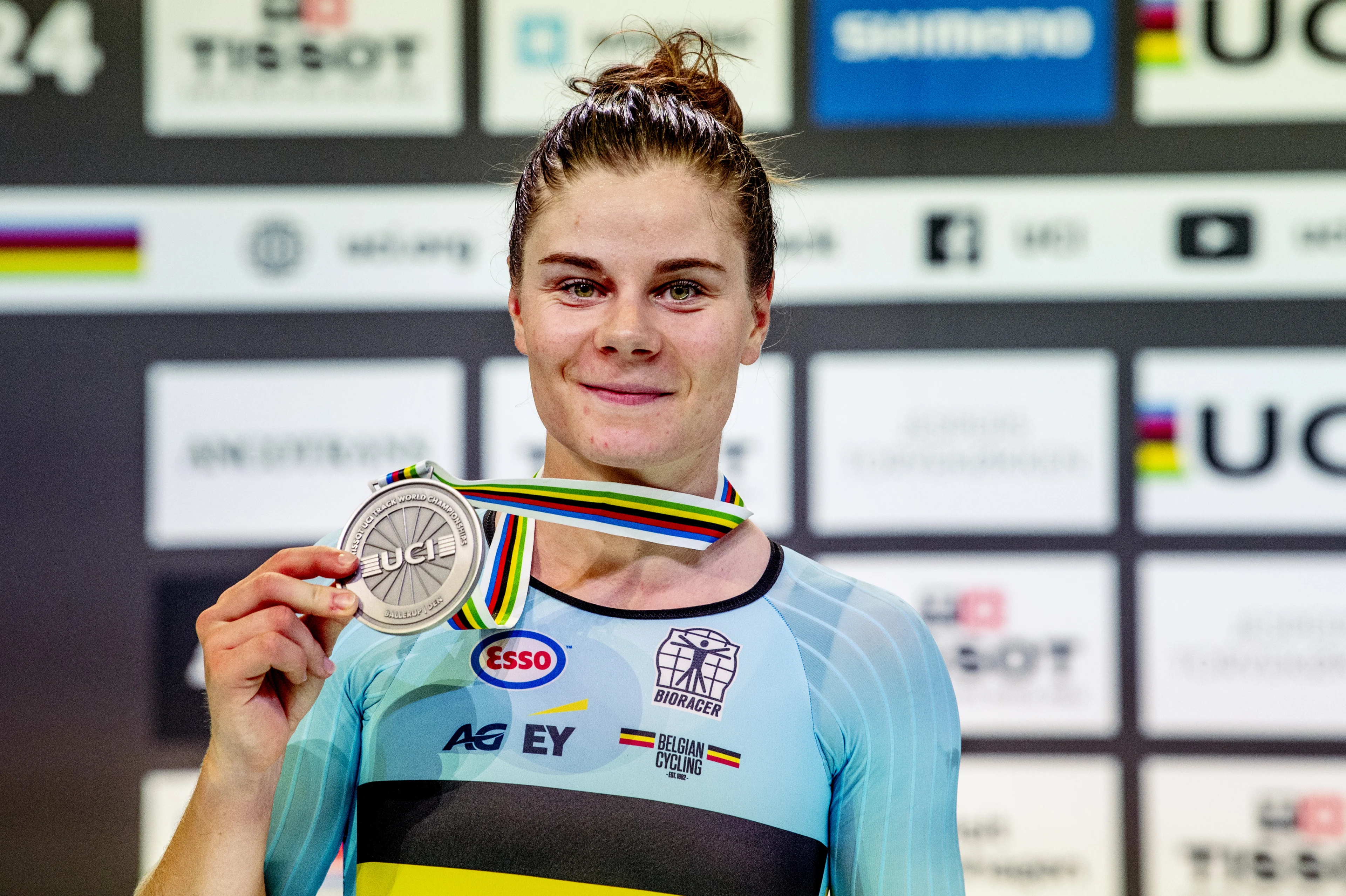 241017 Lotte Kopecky of Belgium with the silver medal after Women's Elimination Race during day 2 of the 2024 UCI Tissot Track Cycling World Championships on October 17, 2024 in Ballerup.  Photo: Christian Örnberg / BILDBYRÅN / COP 166 / CO0480 cykling cycling sykling landslaget national team 2 bbeng grappa33 jubel BELGIUM ONLY