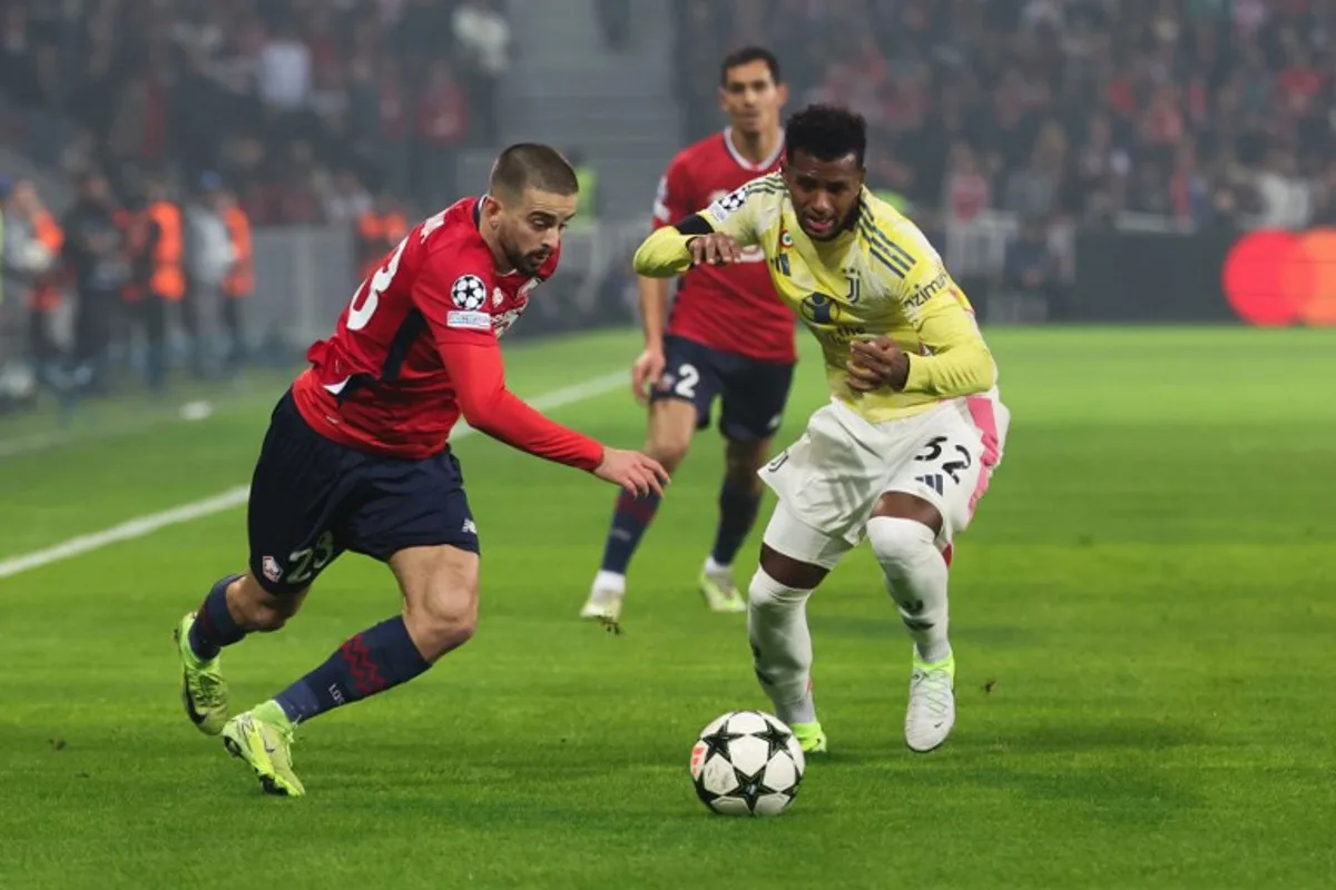 Lille's Kosovan forward #23 Edon Zhegrova (L) fights for the ball with Juventus' Colombian defender #32 Juan Cabal during the UEFA Champions League, League phase - Matchday 4 football match between Lille OSC (LOSC) and Juventus FC, at Stade Pierre Mauroy, in Villeneuve d'Ascq, northern France, on November 5, 2024.  FRANCOIS LO PRESTI / AFP