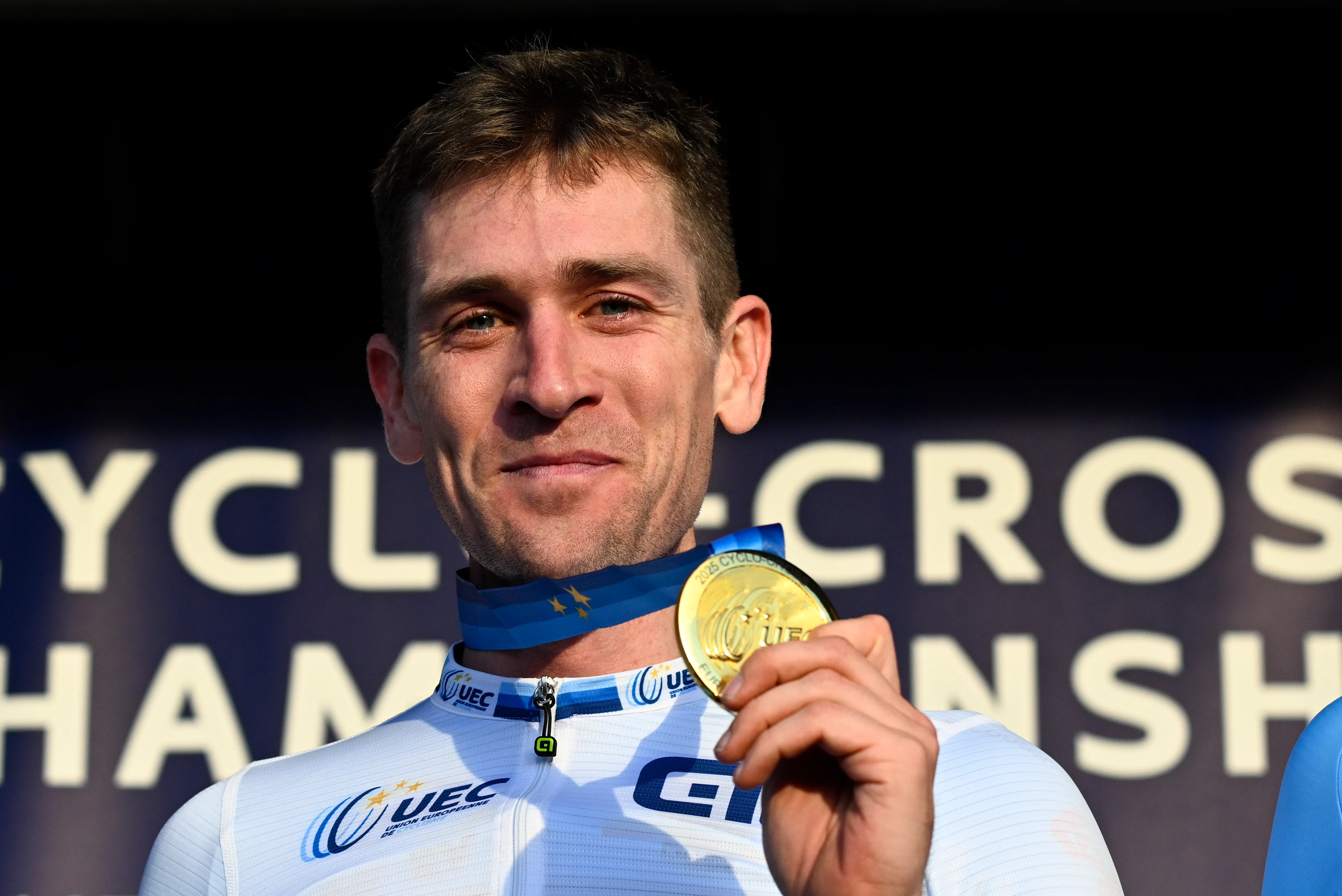 Belgian Toon Aerts celebrates his golden medal on the podium of the elite men race at the UEC Cyclocross European Championships, Sunday 09 November 2025, in Middelkerke. BELGA PHOTO JASPER JACOBS