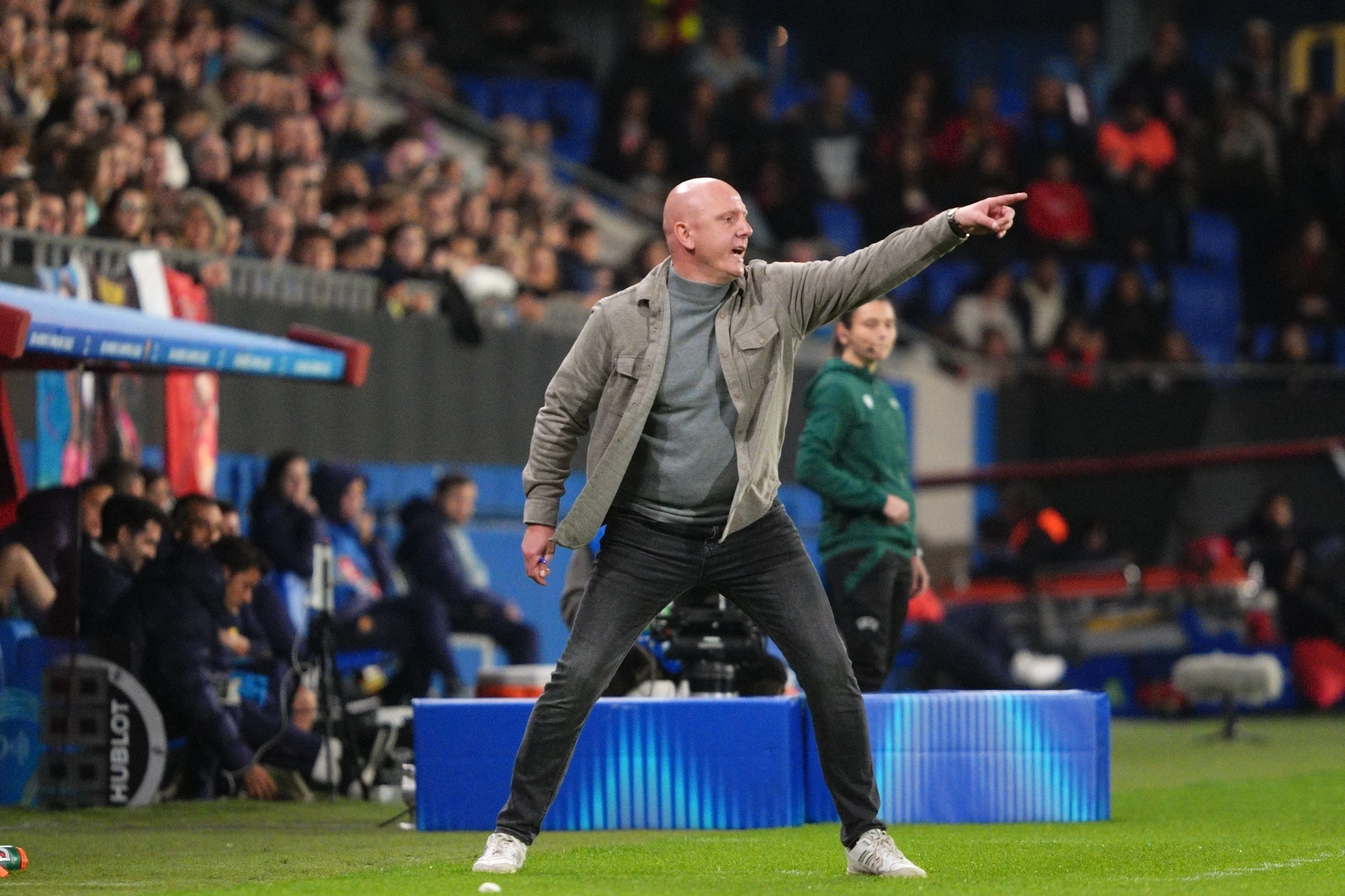 Leuven's head coach Arno Van Den Abbeel gestures during a soccer match between Spanish FC Barcelona Femeni and Oud-Heverlee Leuven Women, Wednesday 12 November 2025 in Barcelona, Spain, the third game in the league phase of the UEFA Women's Champions League competition. BELGA PHOTO JOMA GARCIA I GISBERT
