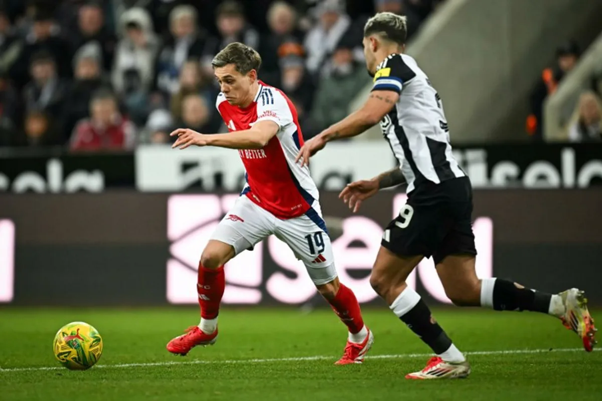 Arsenal's Belgian midfielder #19 Leandro Trossard (L) fights for the ball with Newcastle United's Brazilian midfielder #39 Bruno Guimaraes during the English League Cup semi-final second leg football match between Newcastle United and Arsenal at St James' Park, in Newcastle-upon-Tyne, north east England, on February 5, 2025.  Paul ELLIS / AFP