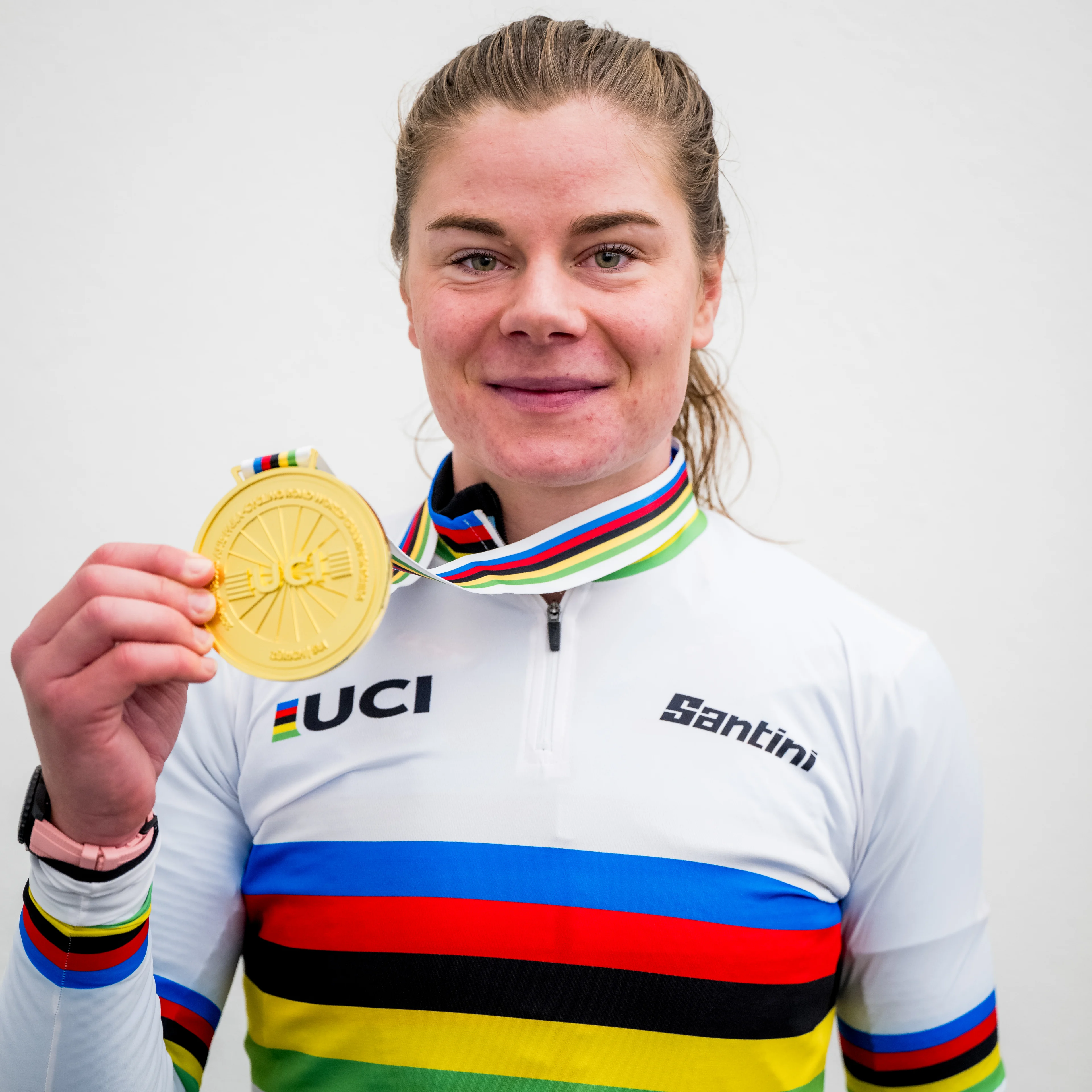 Belgian Lotte Kopecky poses for the photographer after winning the elite women road race at the 2024 UCI Road and Para-Cycling Road World Championships, Saturday 28 September 2024, in Zurich, Switzerland. The Worlds are taking place from 21 to 29 September. BELGA PHOTO JASPER JACOBS