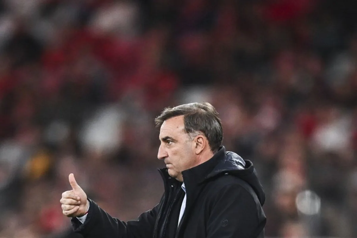 Sporting Braga's Portuguese coach Carlos Carvalhal gestures during the Portuguese League football match between SL Benfica and SC Braga at Luz stadium in Lisbon on January 4, 2025.   Patricia DE MELO MOREIRA / AFP