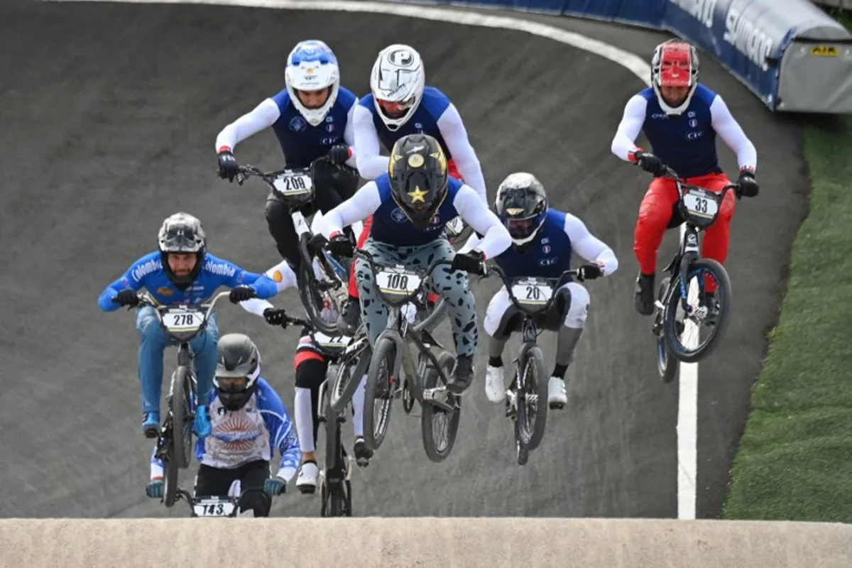 France's Romain Mahieu (C) wins the men's Elite BMX Final during the UCI Cycling World Championships in Glasgow, Scotland on August 13, 2023.  ANDY BUCHANAN / AFP