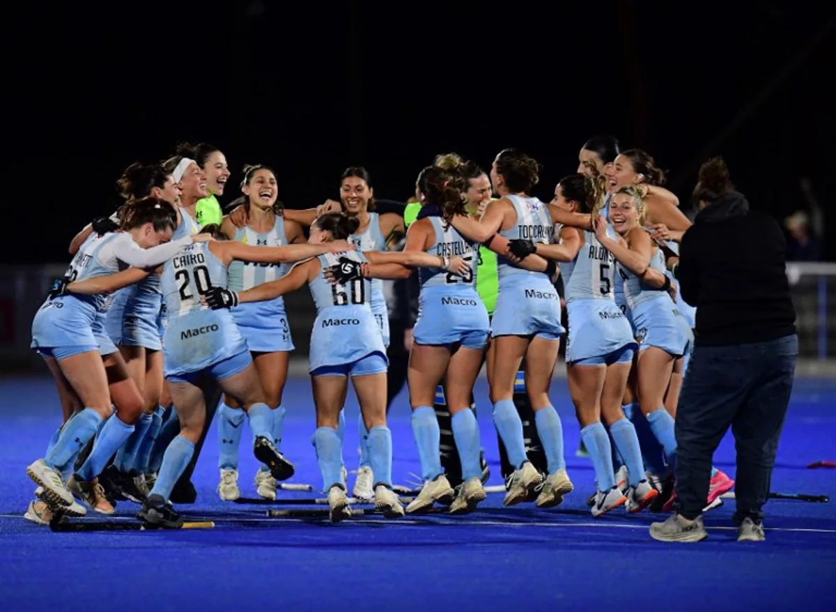 Argentina players celebrate after winning the Pan American Cup women's field hockey final between Argentina and the United States at Cancha Celeste in Montevideo on August 3, 2025. Dante FERNANDEZ / AFP
