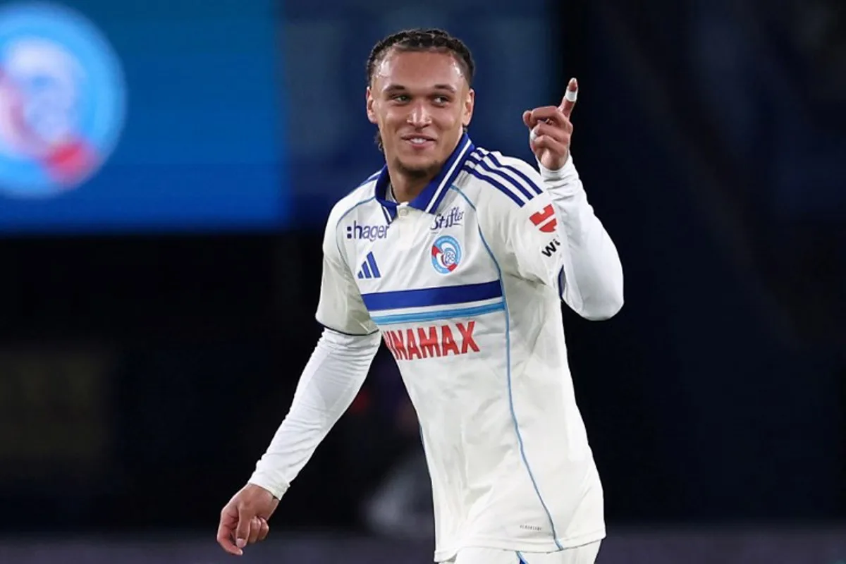Strasbourg's Belgian midfielder #07 Diego Moreira celebrates after scoring Strasbourg's second goal during the French L1 football match between Paris Saint-Germain (PSG) and RC Strasbourg Alsace at the Parc des Princes Stadium in Paris on October 17, 2025. FRANCK FIFE / AFP