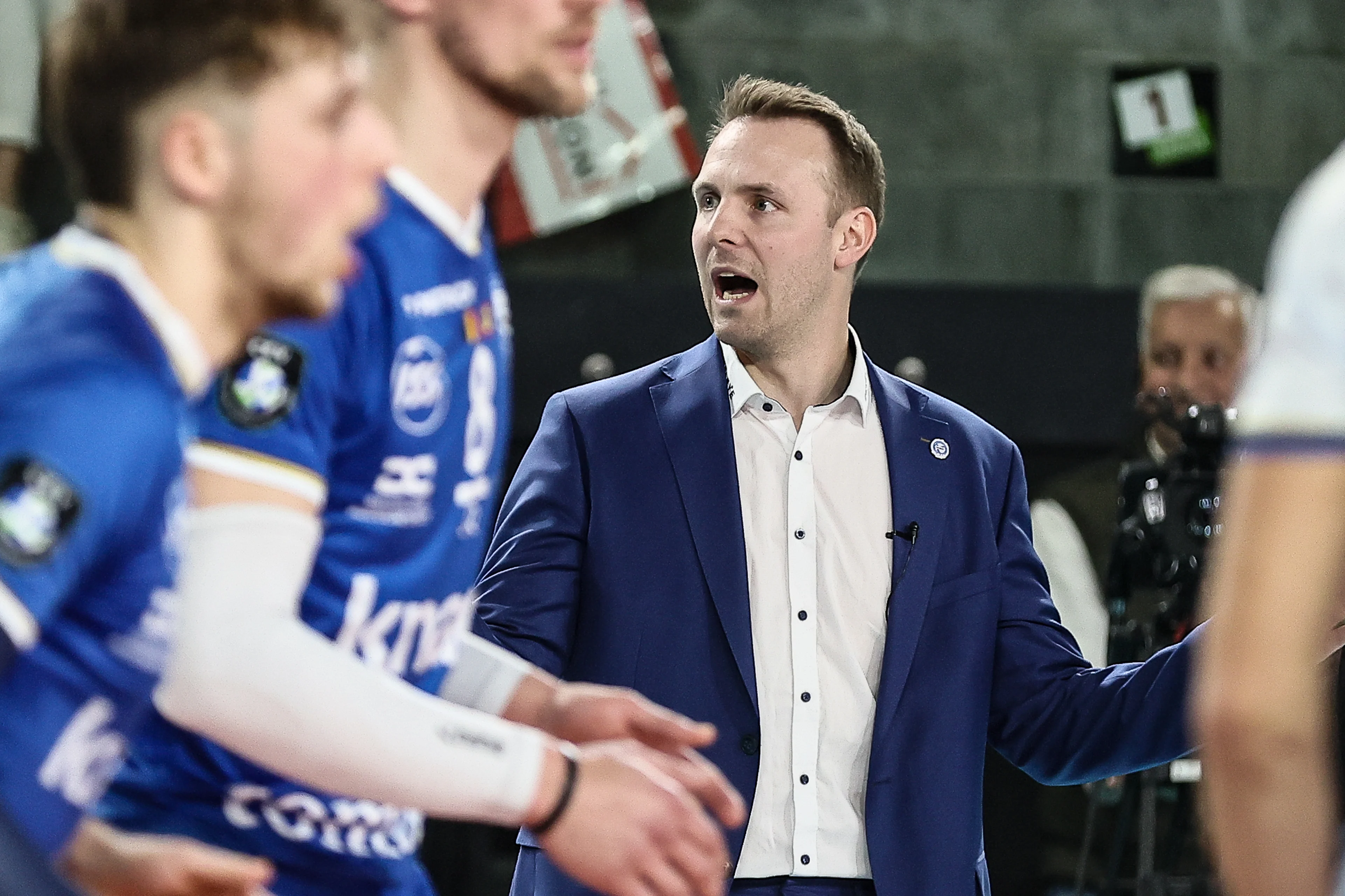 Roeselare's head coach Steven Vanmedegael pictured during a volleyball match between Greenyard Maaseik and Knack Roeselare, Sunday 28 April 2024 in Maaseik, the last match of the best-of-five finals in the Play Offs of the Belgian volleyball competition. BELGA PHOTO BRUNO FAHY