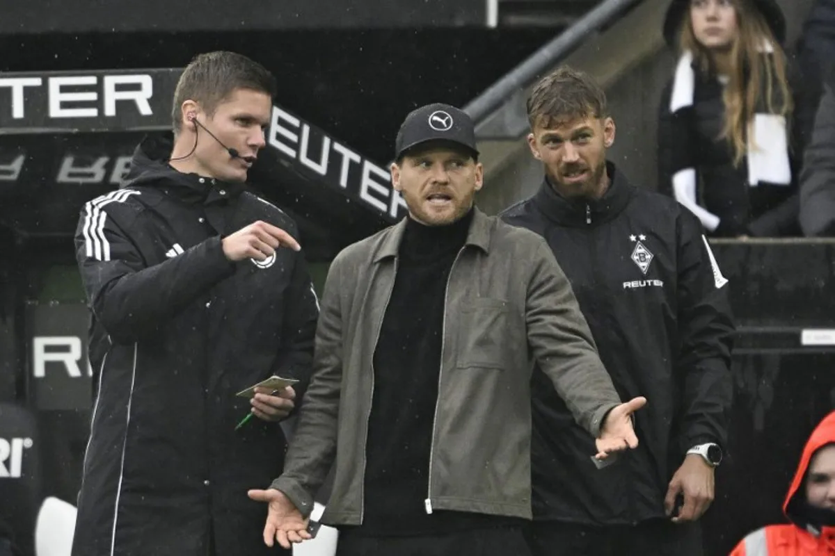 Moenchengladbach's Polish-German head coach Eugen Polanski (C) reacts during the German first division Bundesliga football match between Borussia Moenchengladbach and FC Bayern Munich in Moenchengladbach, western Germany on October 25, 2025.  INA FASSBENDER / AFP