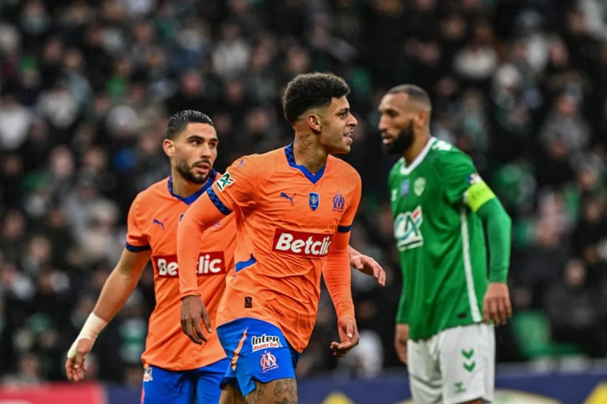 Marseille's Brazilian forward #07 Luis Henrique (C) celebrates with his teammates after scoring his team's third goal during the French Cup round of 64 football match between AS Saint-Etienne and Olympique de Marseille (OM), at the Geoffroy-Guichard Stadium in Saint-Etienne, central France, on December 22, 2024.  JEFF PACHOUD / AFP