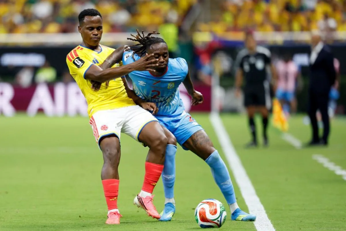 Colombia's midfielder #11 Jhon Arias and Congo DR's defender #02 Aaron Wan-Bissaka fight for the ball during the 2026 World Cup Group K football match between Colombia and Democratic Republic of Congo at the Guadalajara Stadium in Zapopan on June 23, 2026.   Ulises RUIZ / AFP