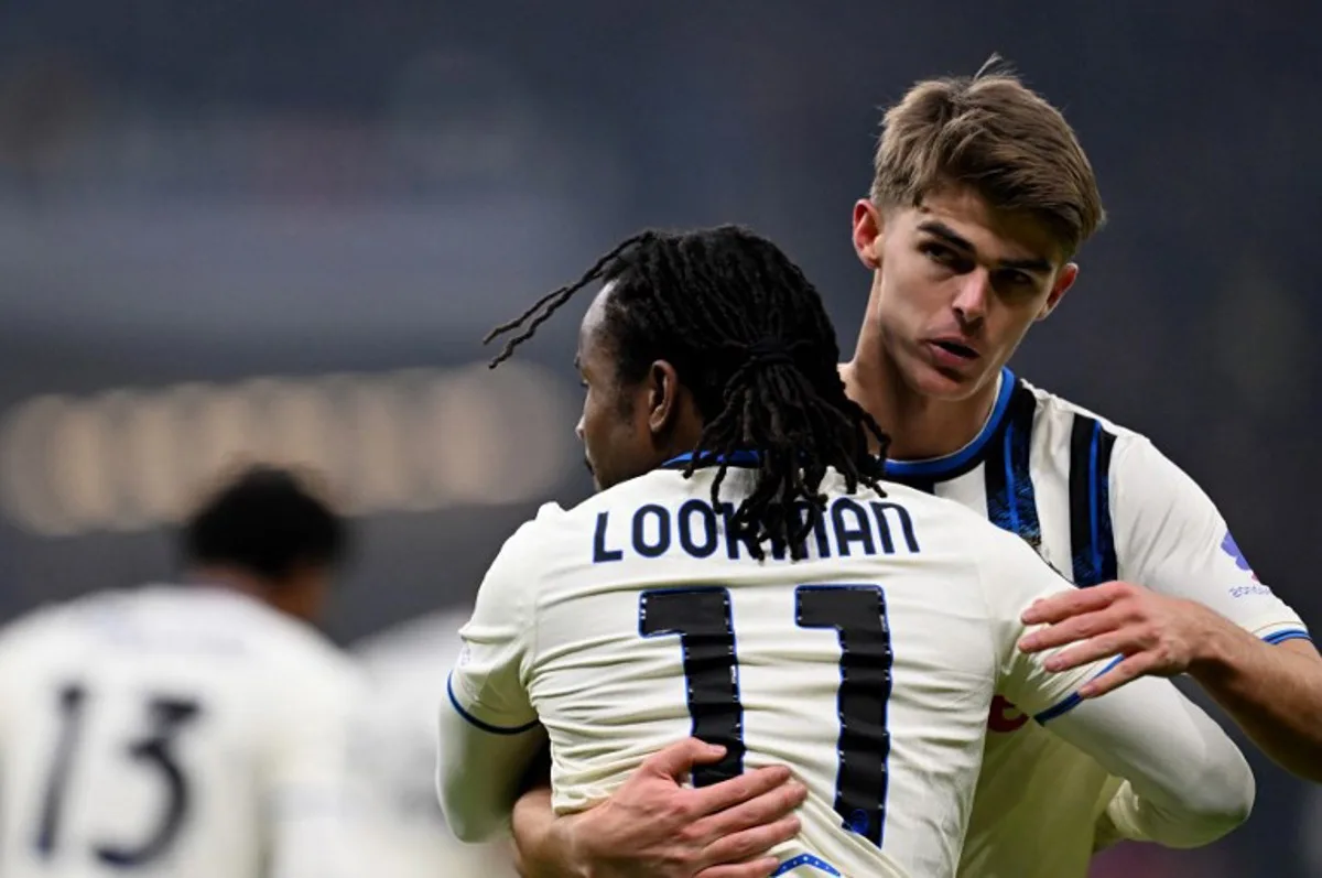 Atalanta's Nigerian forward #11 Ademola Lookman (front) celebrates scoring his team's first goal with Atalanta's Belgian forward #17 Charles De Ketelaere during the UEFA Champions League league phase day 5 football match between Eintracht Frankfurt and Atalanta Bergamo in Frankfurt, Germany, on November 26, 2025. Kirill KUDRYAVTSEV / AFP
