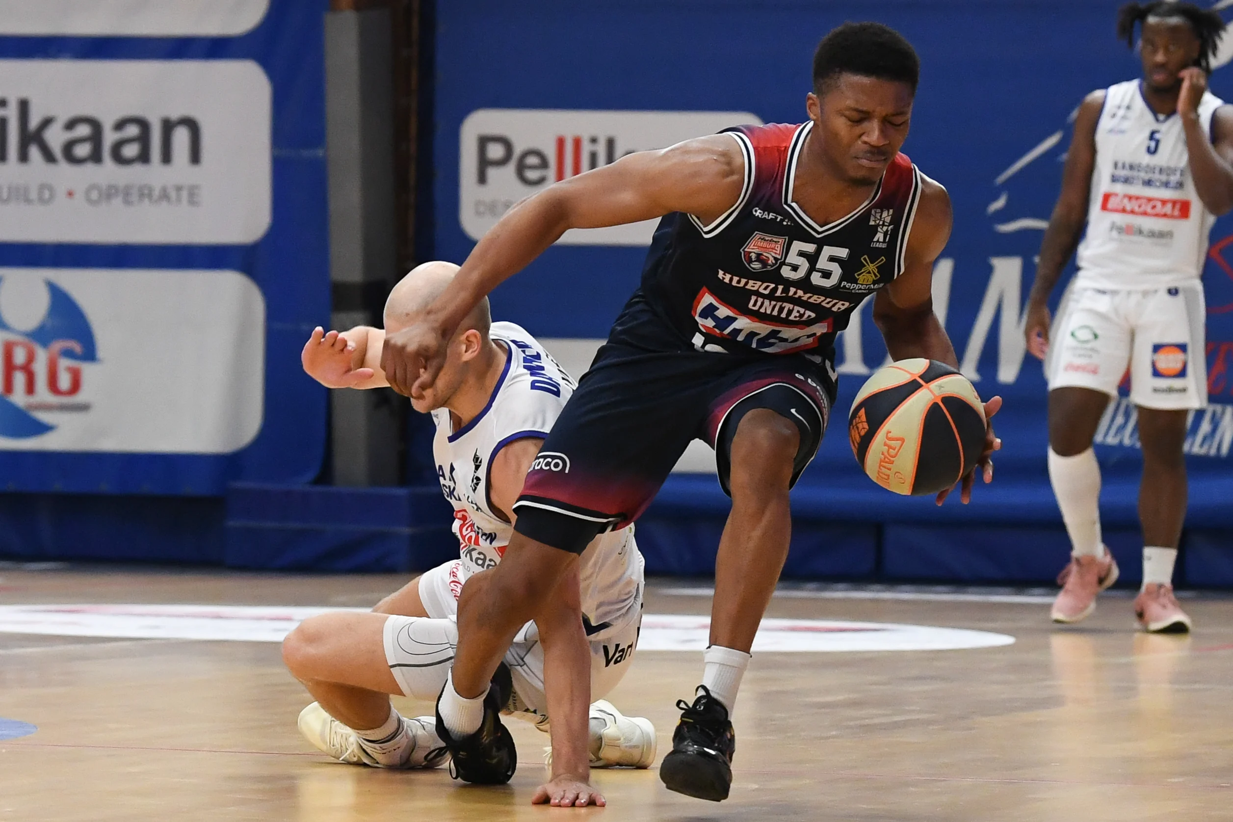 Mechelen's Yannick Dammen and Limburg's Elijah Pemberton pictured in action during a basketball match between Kangoeroes Mechelen and Limburg United, Thursday 26 December 2024 in Mechelen, on day 17 of the 'BNXT League' Belgian/ Dutch first division basket championship. BELGA PHOTO JILL DELSAUX