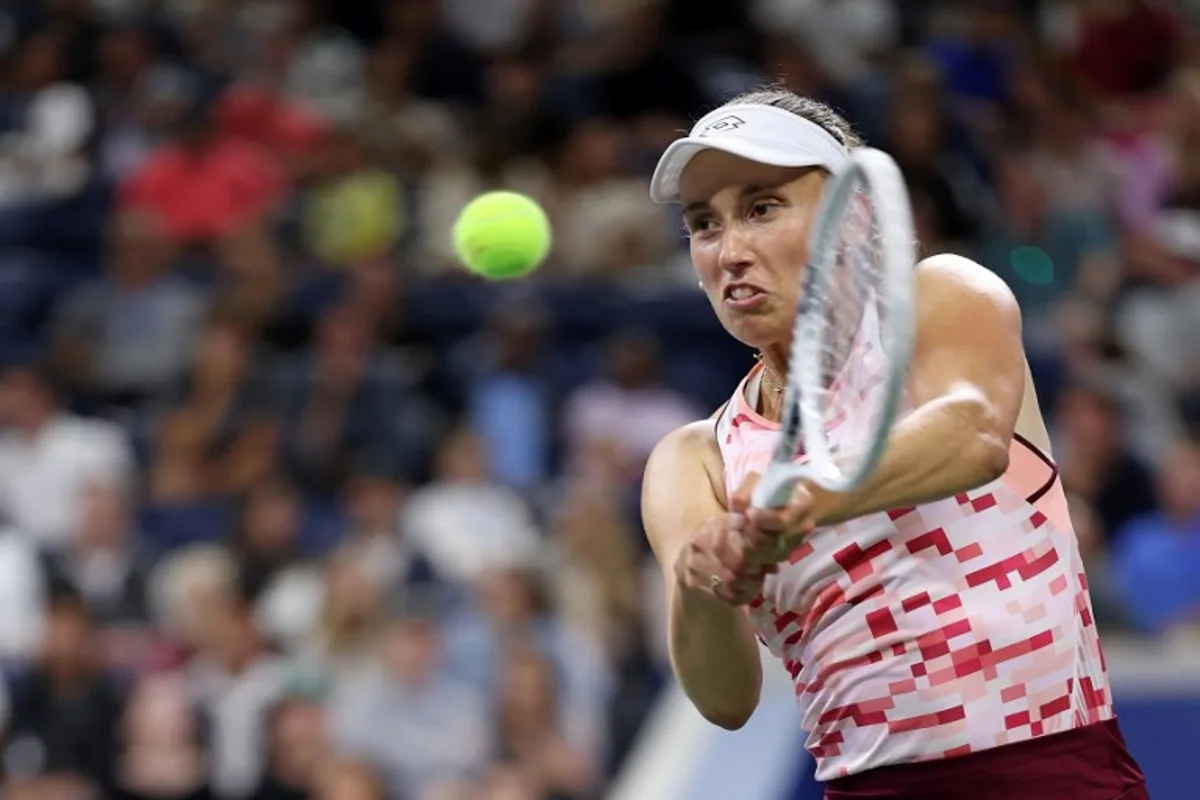 Belgium's Elise Mertens plays a backhand return against USA's Madison Keys during their women's singles third round match on day five of the US Open tennis tournament at the USTA Billie Jean King National Tennis Center in New York City, on August 30, 2024.  CHARLY TRIBALLEAU / AFP