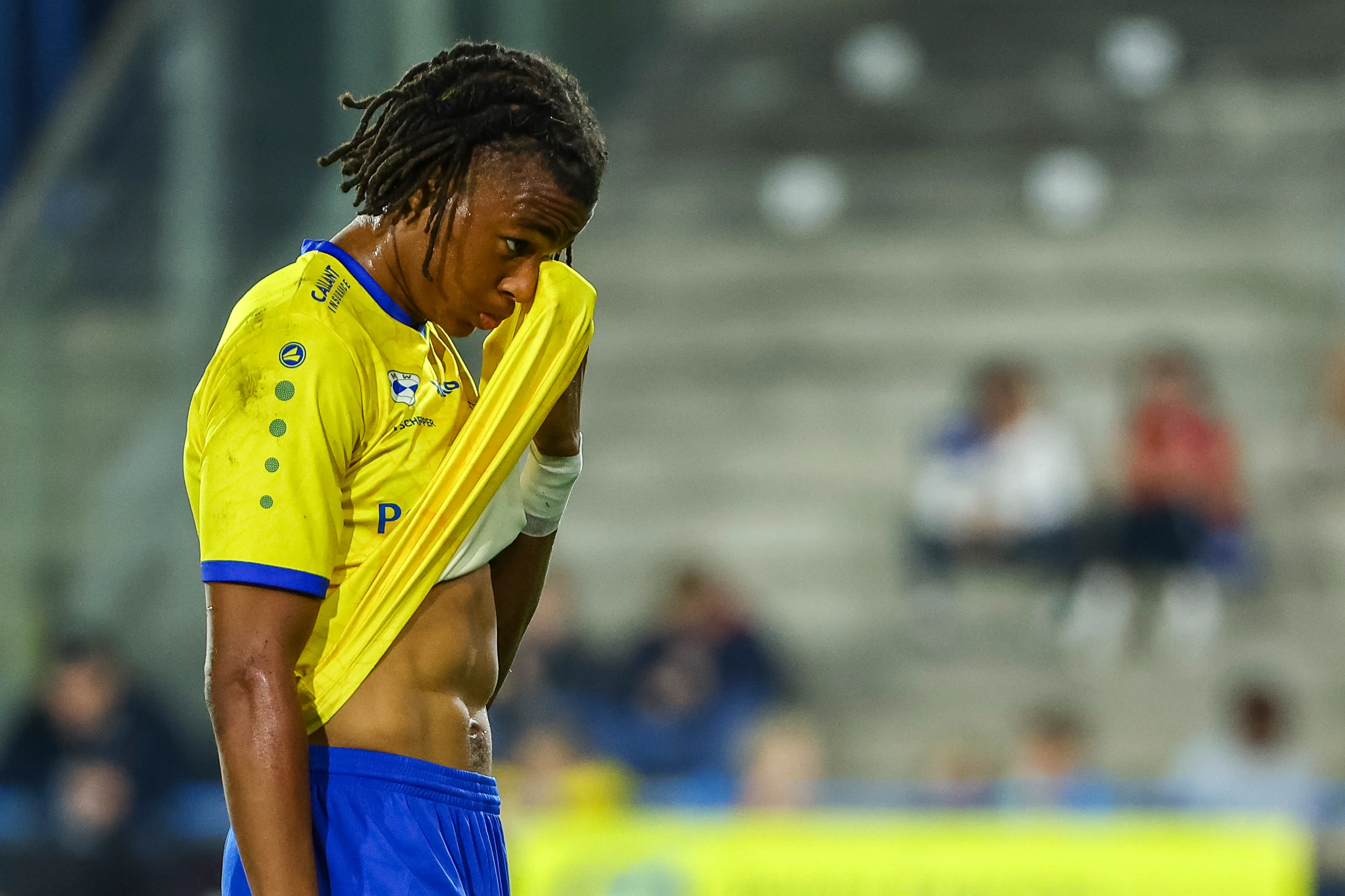 Beveren's Ademola Ola-Adebomi leaves the pitch after being injured during a soccer match between SK Beveren and RSCA Futures, Saturday 26 October 2024 in Beveren-Waas, on day 9 of the 2024-2025 'Challenger Pro League' 1B second division of the Belgian championship. BELGA PHOTO DAVID PINTENS