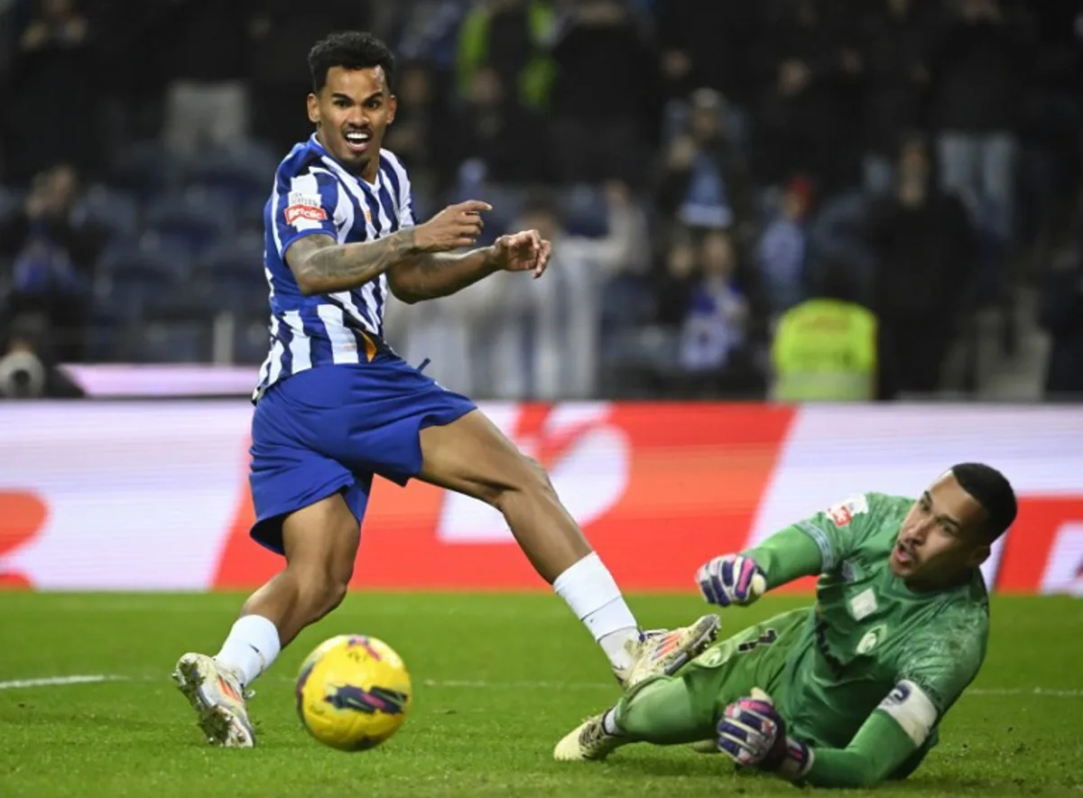 FC Porto's Brazilian midfielder #13 Wenderson Galeno reacts next to Santa Clara's Brazilian goalkeeper #01 Gabriel Batista  after failing to score during the Portuguese League football match between FC Porto and CD Santa Clara at the Dragao stadium in Porto, on January 26, 2025.  MIGUEL RIOPA / AFP