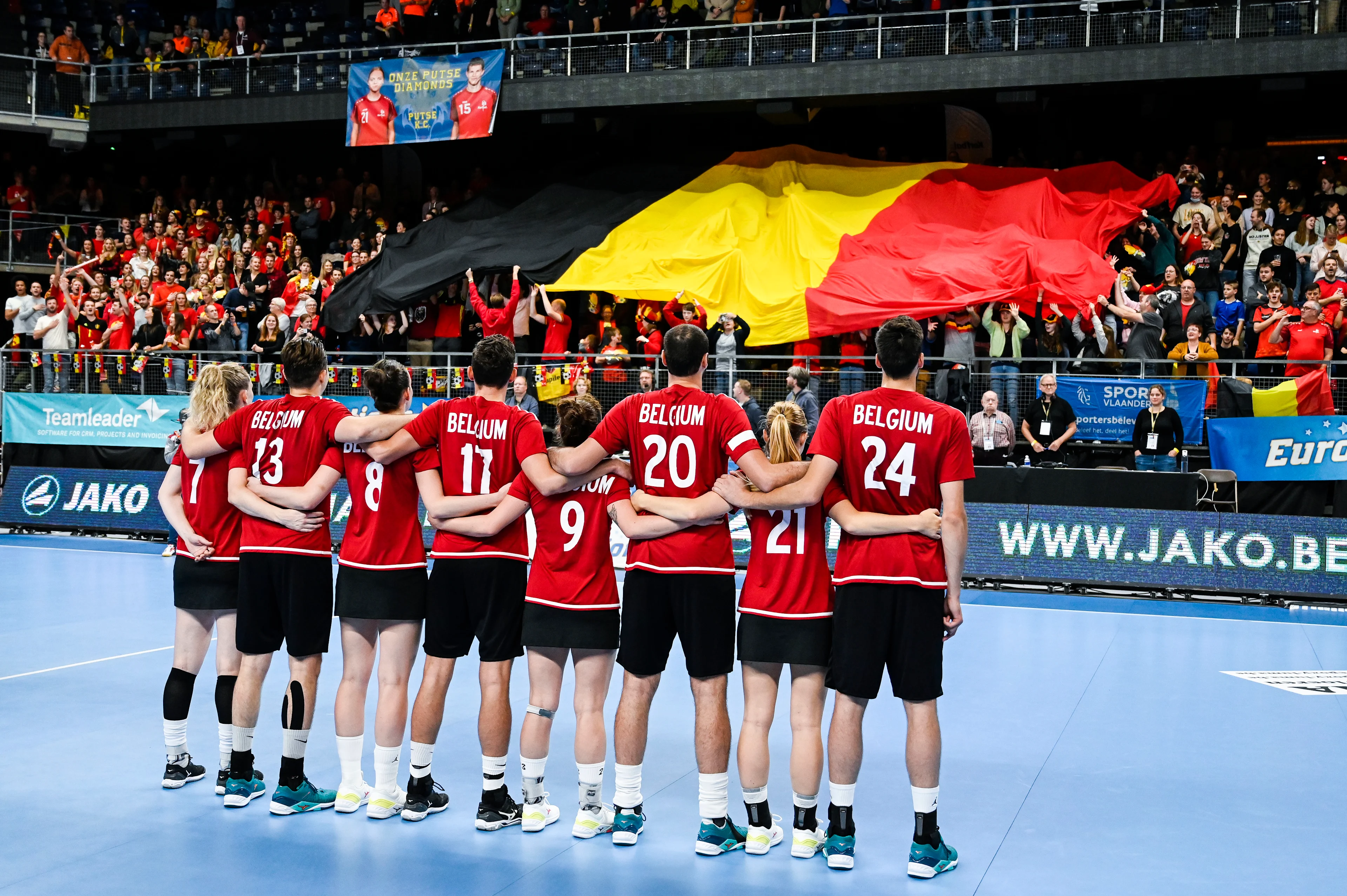 Team Belgium pictured at the start of the final match between the Belgian Diamonds, the Belgium national Korfball team, and the Netherlands, Saturday 30 October 2021 in Antwerp, on the final day of the IKF European Korfball Championships in Antwerp. They take place from 25 to 30 October and the top 8 European korfball nations competed in the first big official international competition since the covid 19-pandemic. BELGA PHOTO TOM GOYVAERTS