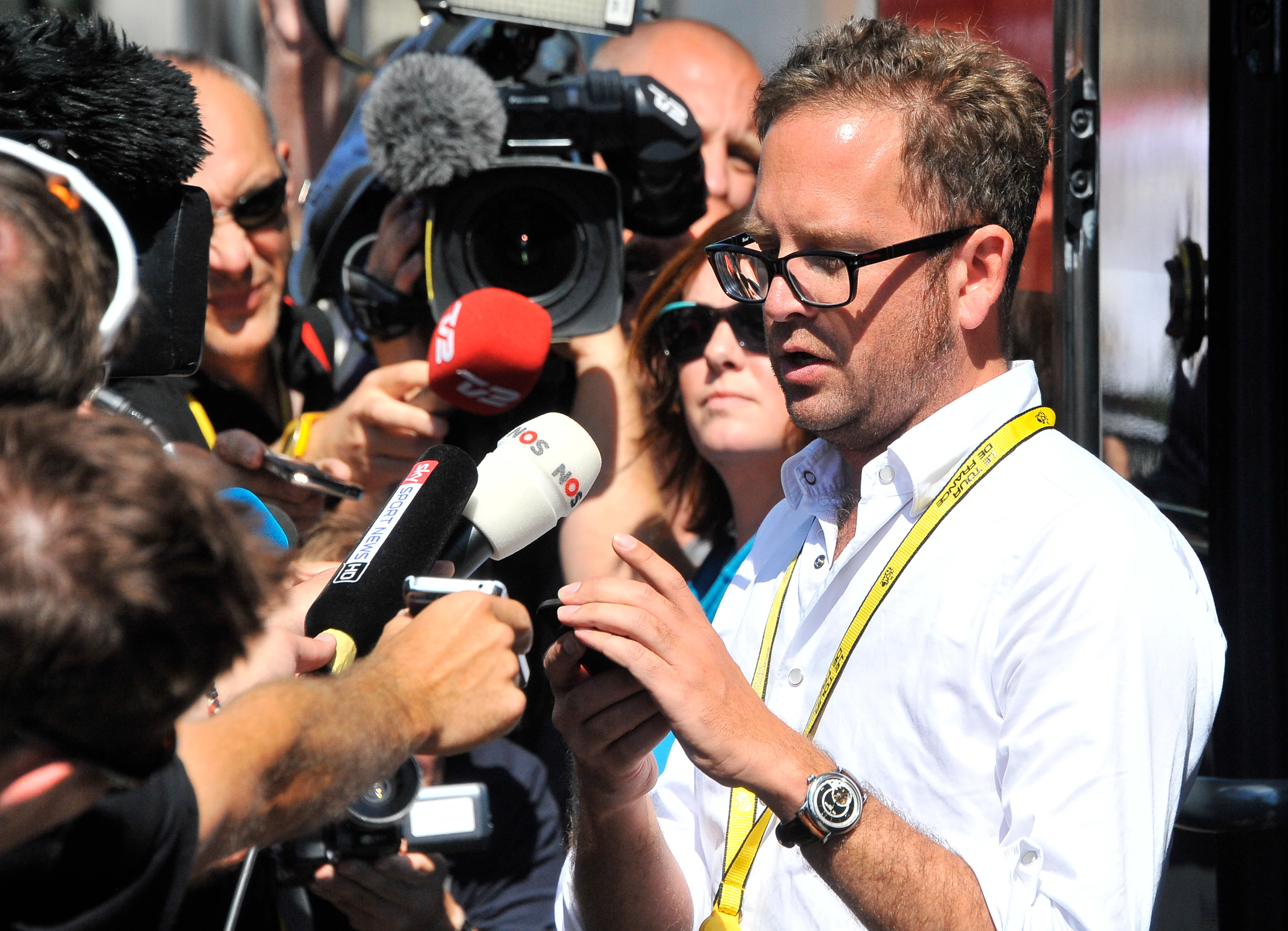 20120705 - SAINT-QUENTIN, FRANCE: Garmin-Sharp procycling sport director Jonathan Vaughters of US reads a press anouncement before the fifth stage of the 99th edition of the Tour de France cycling race, 197km from Rouen to Saint-Quentin, France Thursday 05 July 2012. BELGA PHOTO NICOLAS BOUVY