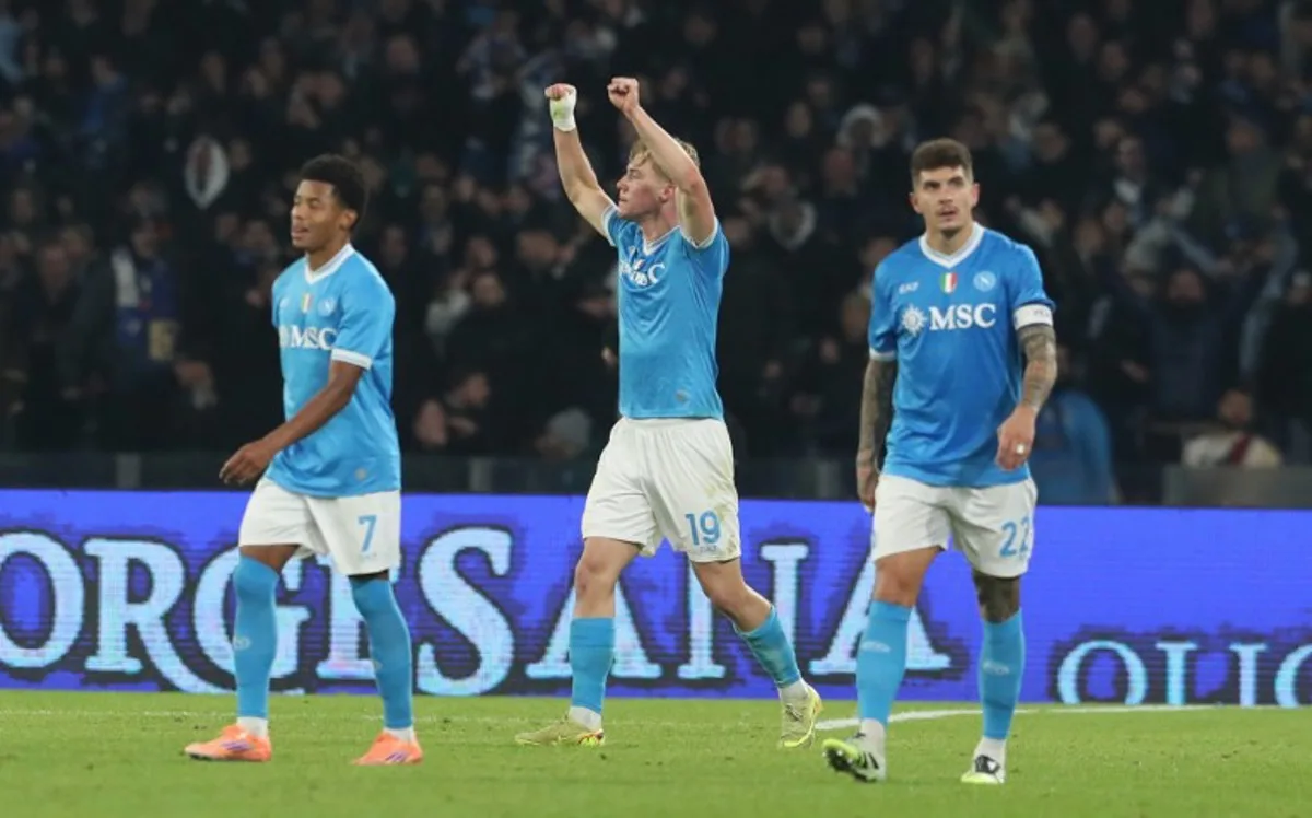 Napoli's Danish forward #19 Rasmus Hojlund (C) celebrates with teammates after scoring his team's second goal during the Italian Serie A football match between SSC Napoli and Juventus FC at the Diego Armando Maradona Stadium in Naples, on December 7, 2025. CARLO HERMANN / AFP