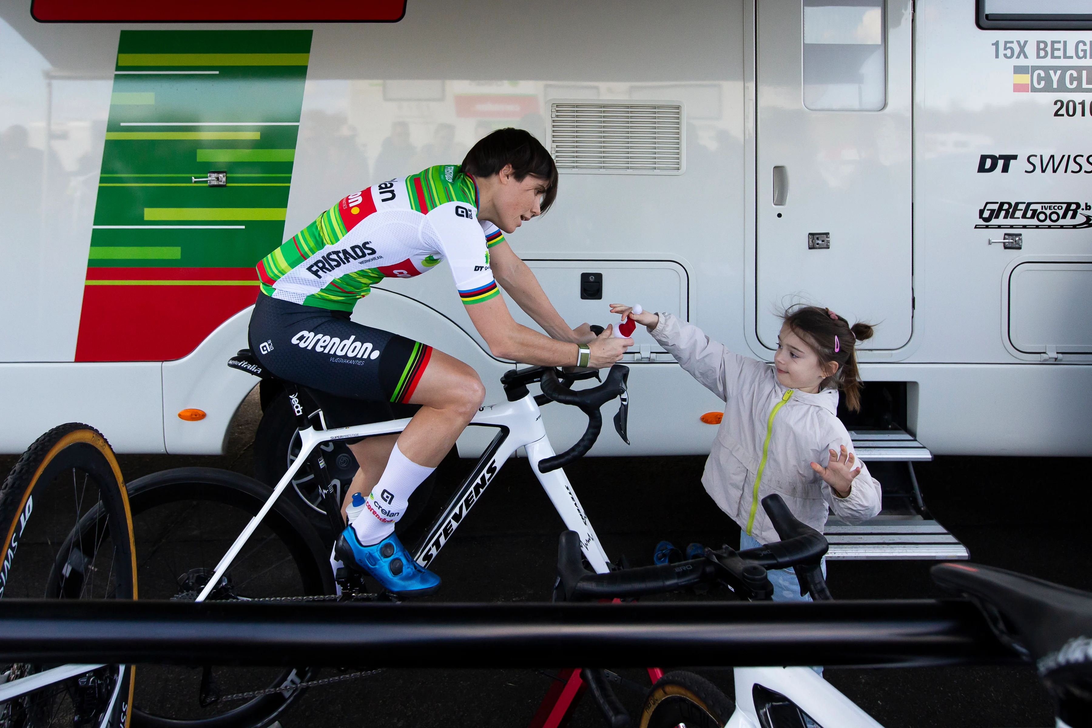 Belgian Sanne Cant warms up before the women's elite race at the 'Sluitingsprijs Oostmalle' cyclocross race, Sunday 23 February 2025, in Oostmalle, the last race of the 2024-2025 cyclocross season. BELGA PHOTO KRISTOF VAN ACCOM