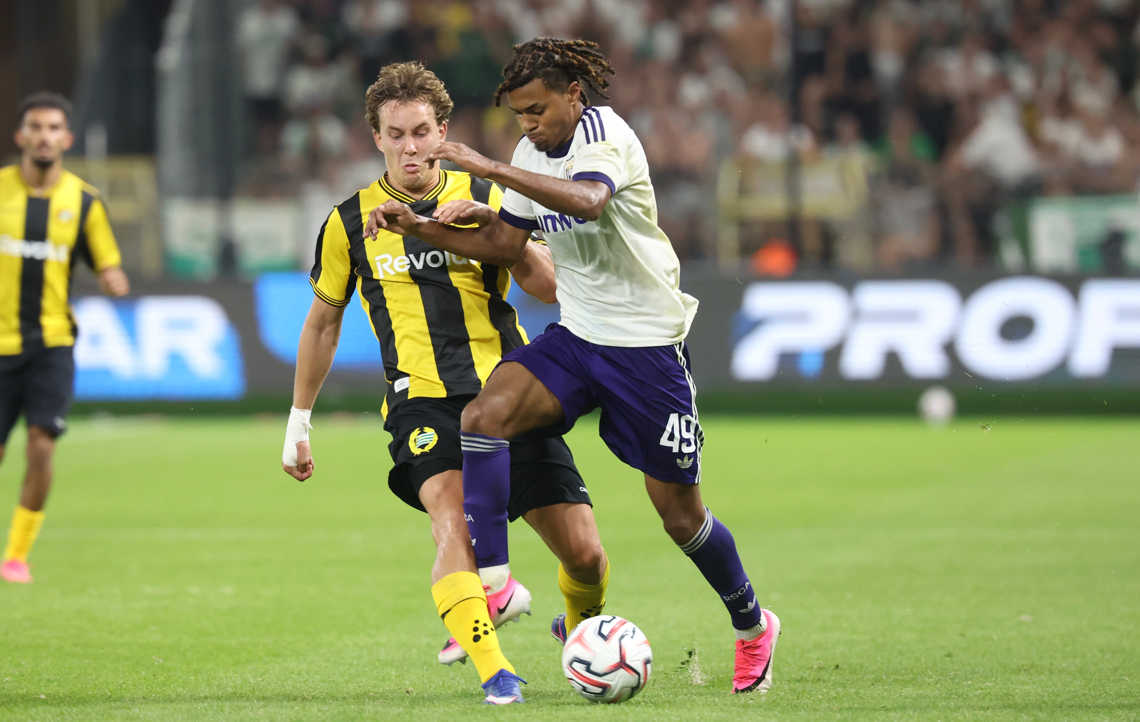 Hammarby's Hampus Skoglund and Anderlecht's Jayden Onia-Seke fight for the ball during a soccer game between Belgian RSC Anderlecht and Swedish Hammarby IF, Thursday 30 July 2026 in Brussels, the return leg of the second qualifying round for the UEFA Europa League. The first leg ended in a 1-1 draw. BELGA PHOTO VIRGINIE LEFOUR