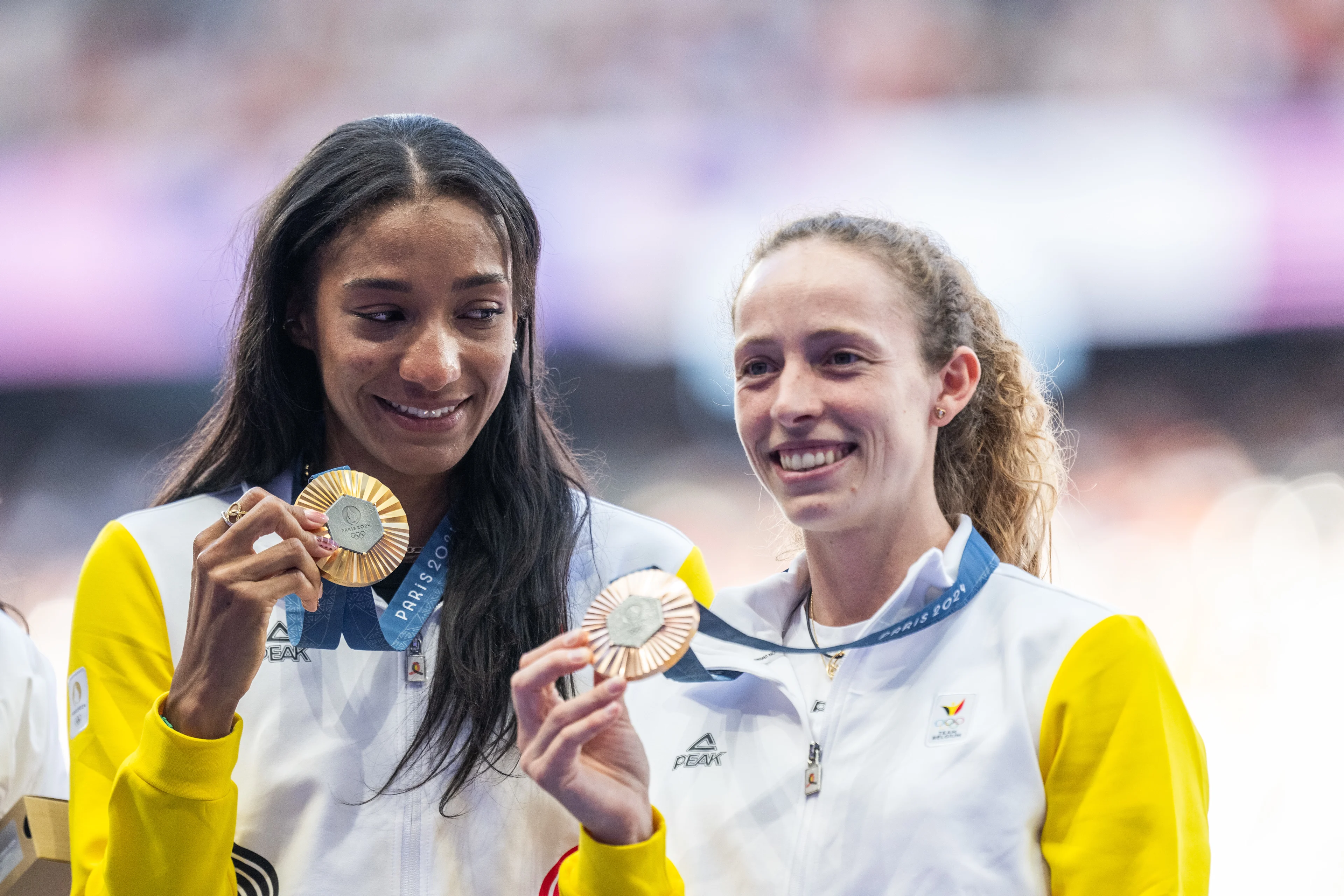 240810 Gold medallist Nafissatou Nafi Thiam of Belgium, and bronze medallist Noor Vidts of Belgium celebrate on the podium at the medal ceremony for women's athletics heptathlon during day 15 of the Paris 2024 Olympic Games on August 10, 2024 in Paris. Photo: Vegard Grøtt / BILDBYRÅN / kod VG / VG0648 bbeng friidrott athletics friidrett olympic games olympics os ol olympiska spel olympiske leker paris 2024 paris-os paris-ol jubel grappa33 BENELUX ONLY