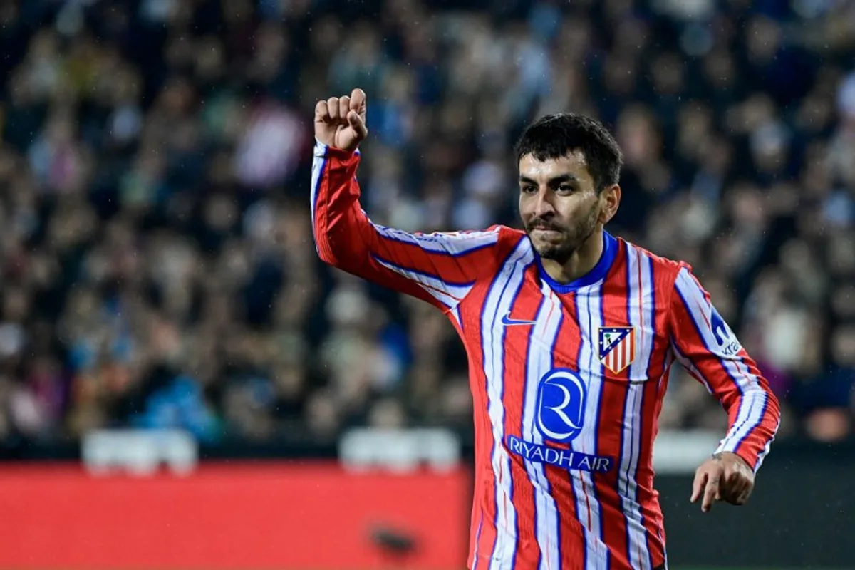 Atletico Madrid's Argentine forward #10 Angel Correa celebrates scoring their third goal during the Spanish league football match between Valencia CF and Club Atletico de Madrid at Mestalla Stadium in Valencia on February 22, 2025.  JOSE JORDAN / AFP