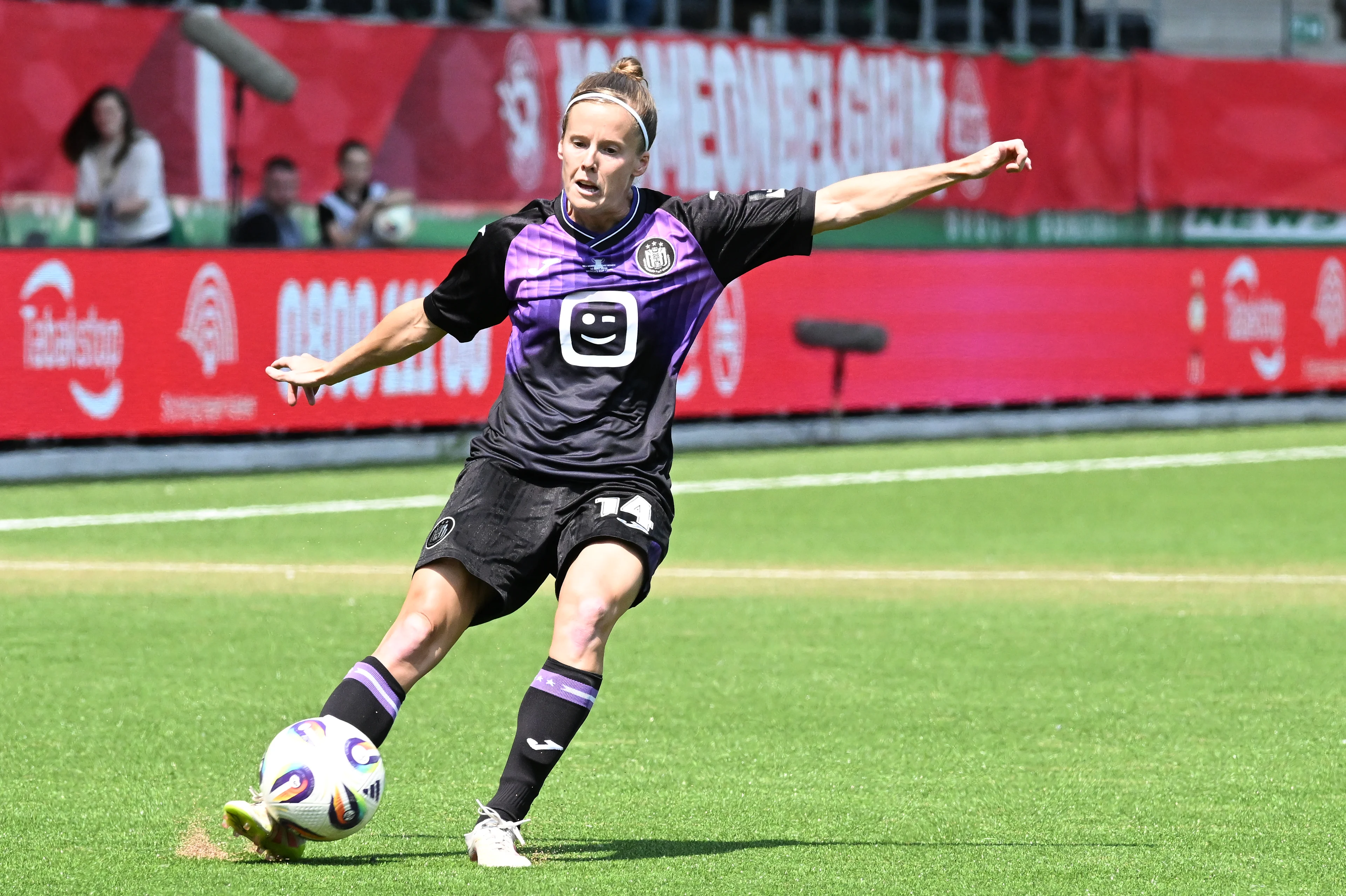 Anderlecht's Laura Deloose pictured in action during a soccer game between RSC Anderlecht and Zulte Waregem, the final of the Belgian soccer cup, Saturday 30 May 2026, in La Louviere. BELGA PHOTO JILL DELSAUX