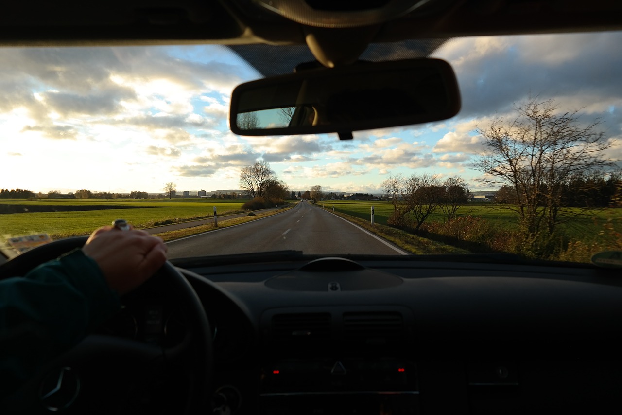 Samochód, widok przez przednią szybę