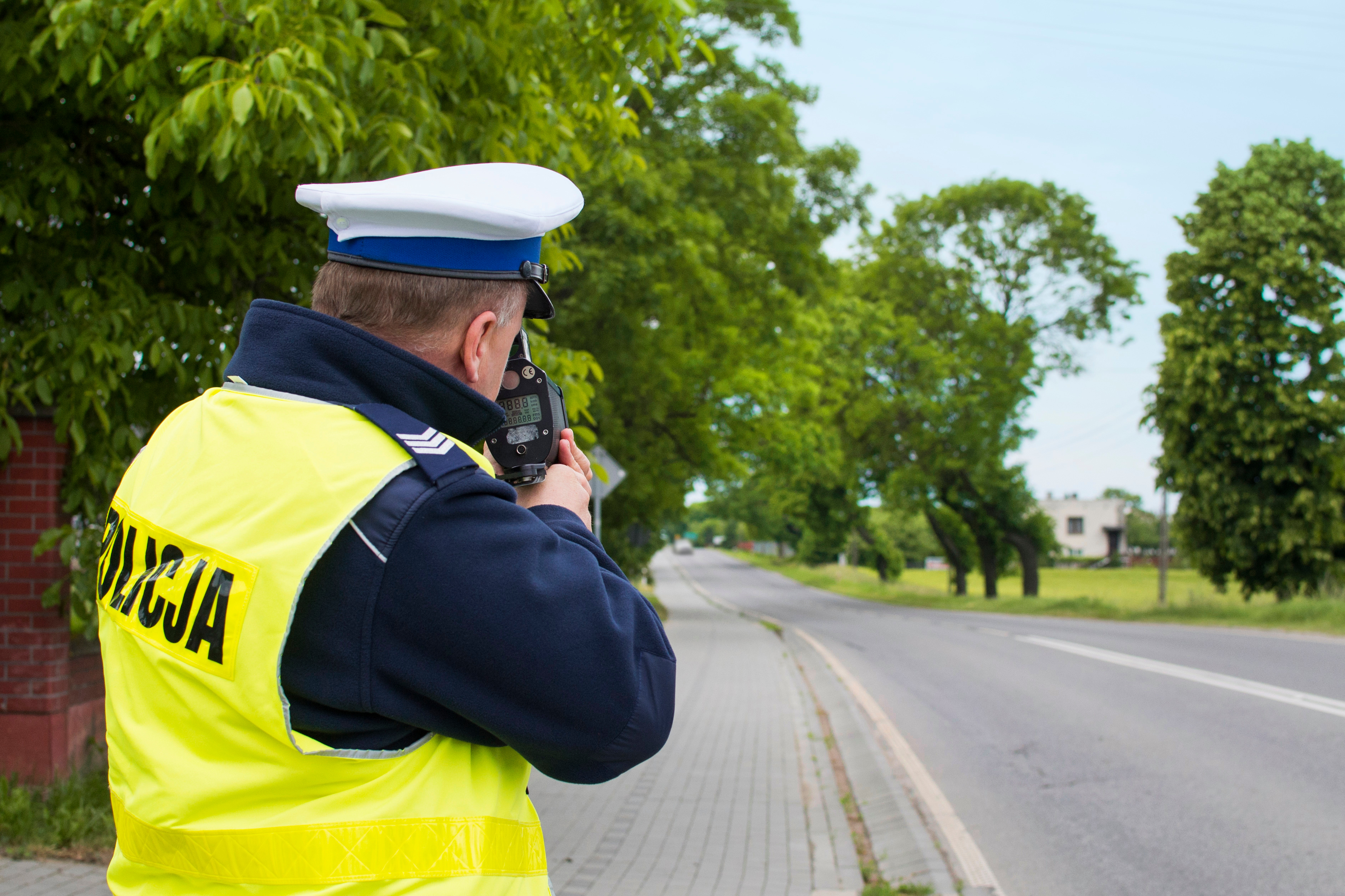 Policjant kontrolujący prędkość