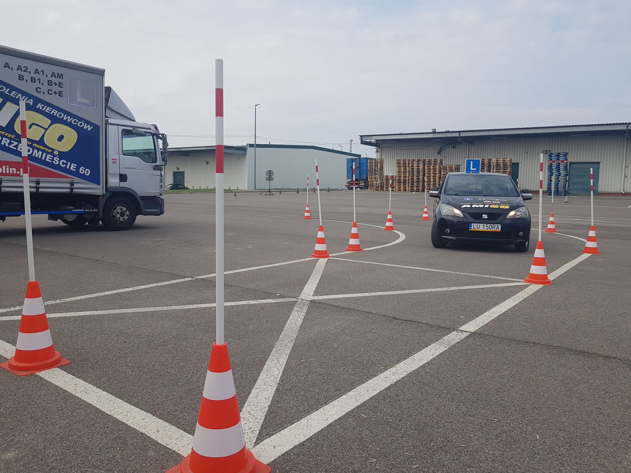 Samochody i plac manewrowy