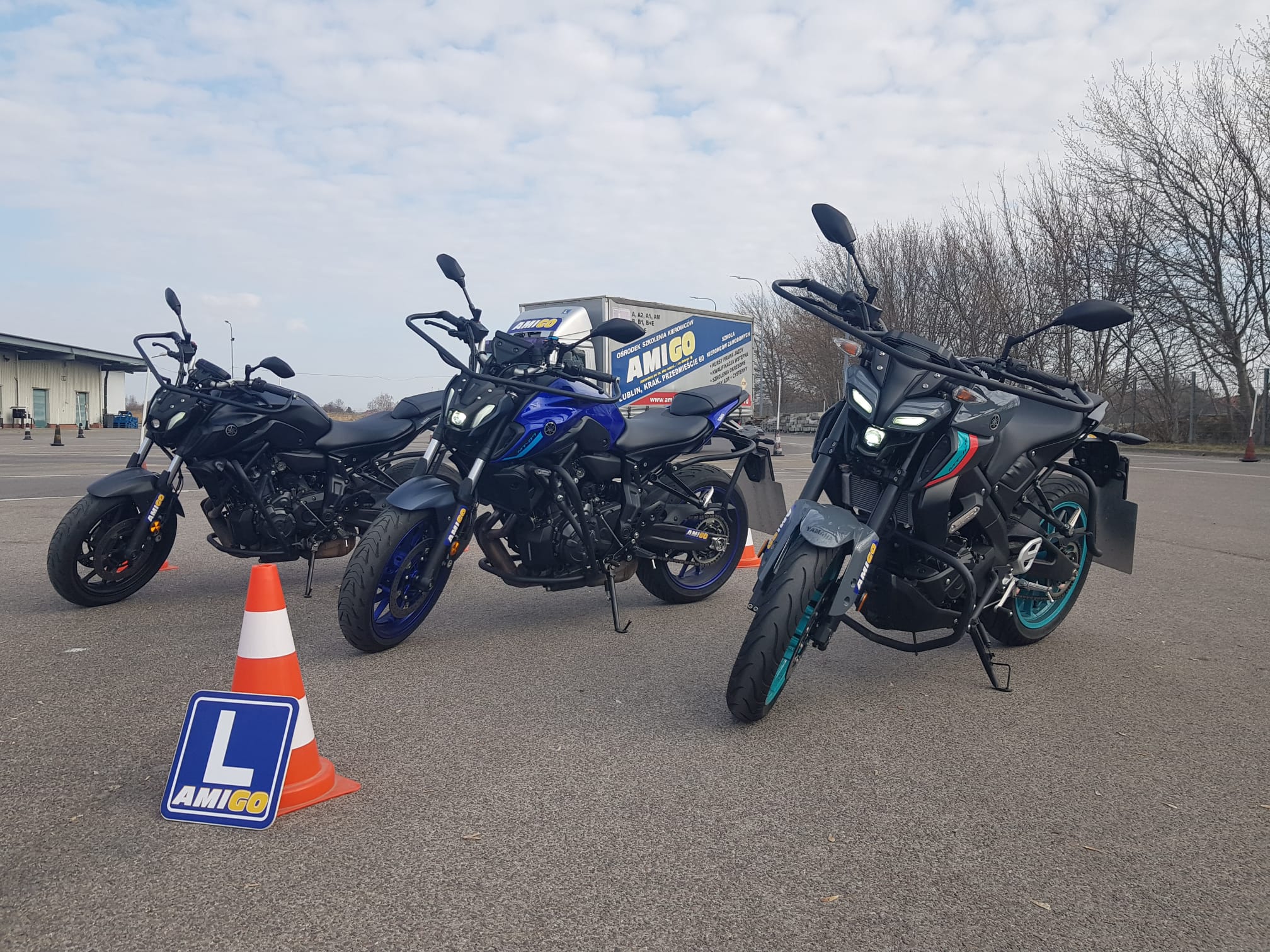 Motocykle i ciężarówka