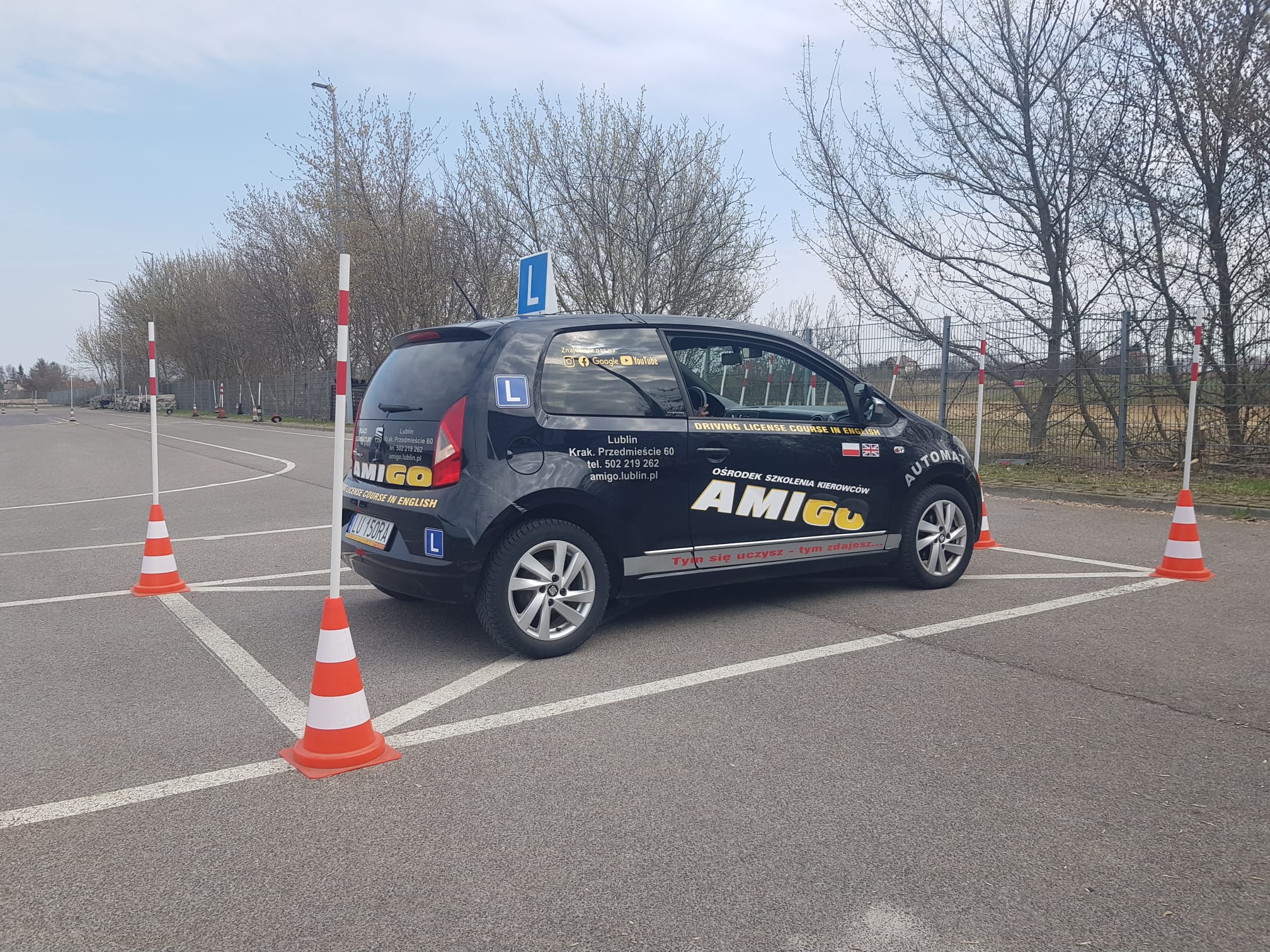 Samochód na placu manewrowym