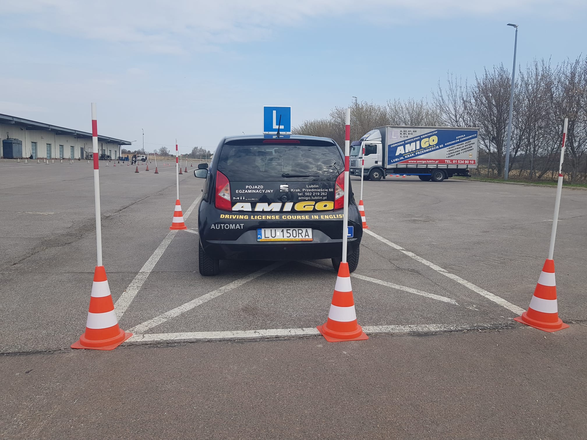 Samochód na placu manewrowym
