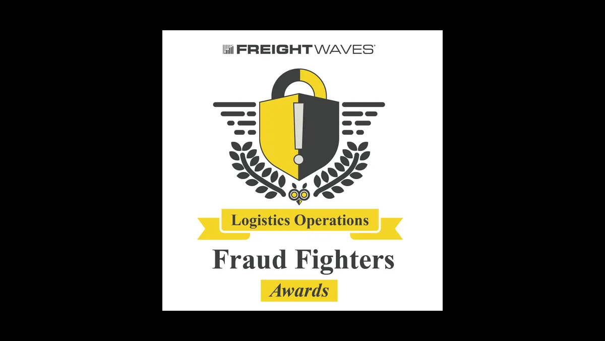 Gráfico del premio Fraud Fighters de FreightWaves que muestra un emblema de candado amarillo y negro, una corona de laurel, un banner amarillo de Operaciones Logísticas y un texto grande que dice Fraud Fighters Awards.