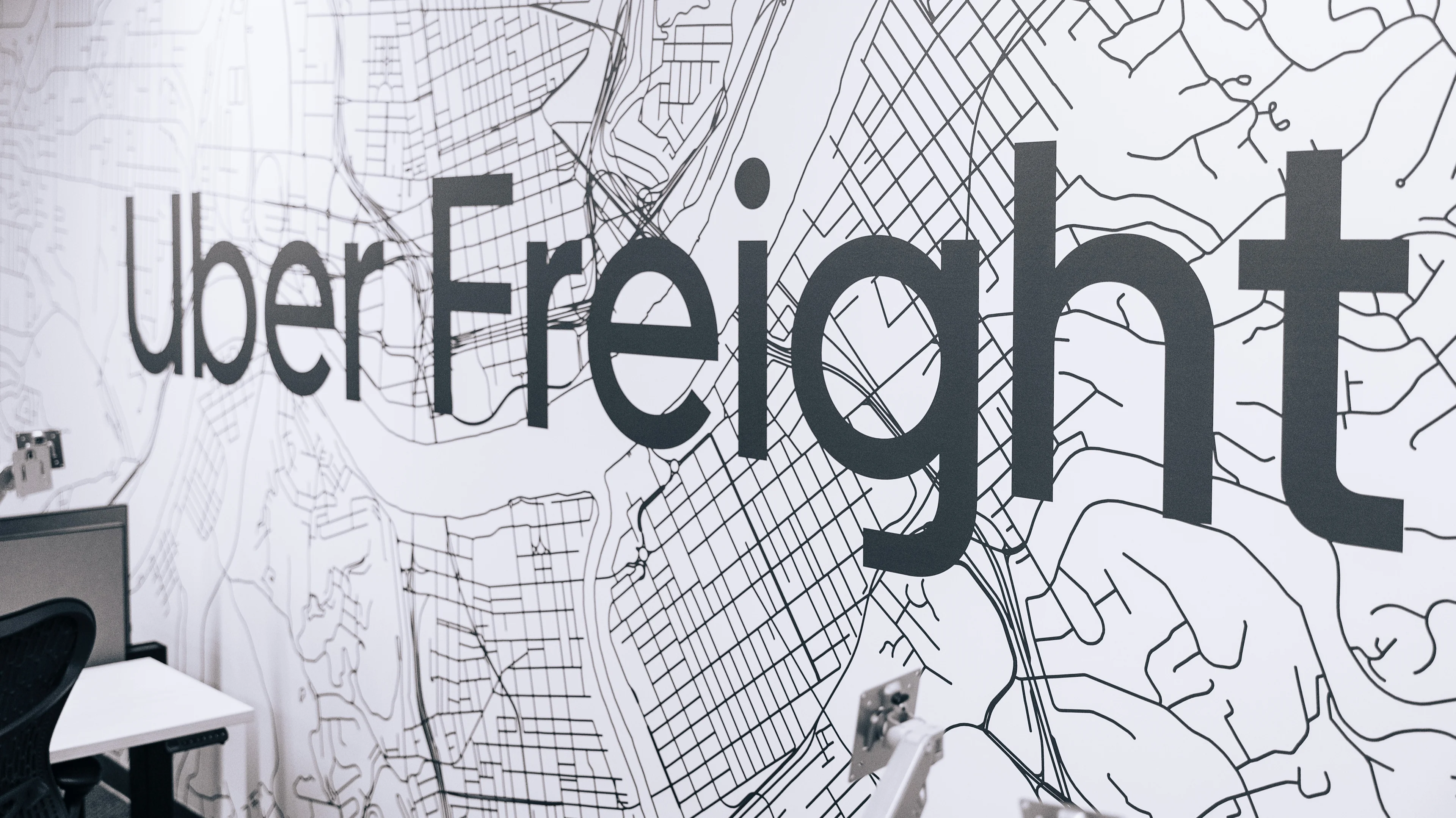 Logo de Uber Freight en la pared de la oficina