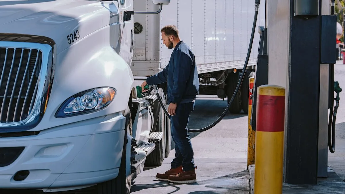 Conducteur à la pompe faisant le plein de son camion